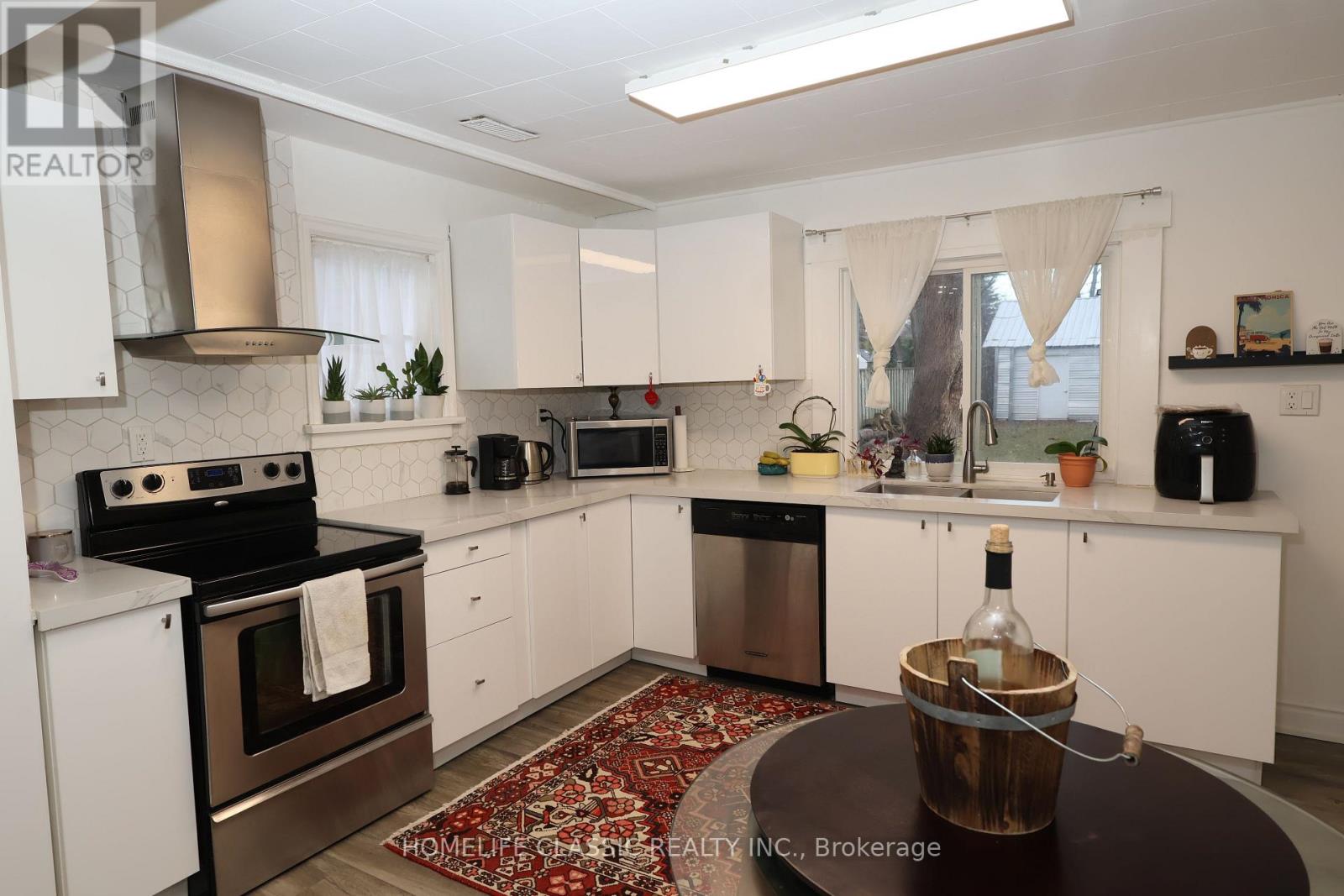 16 RIVER DRIVE, East Gwillimbury, Ontario