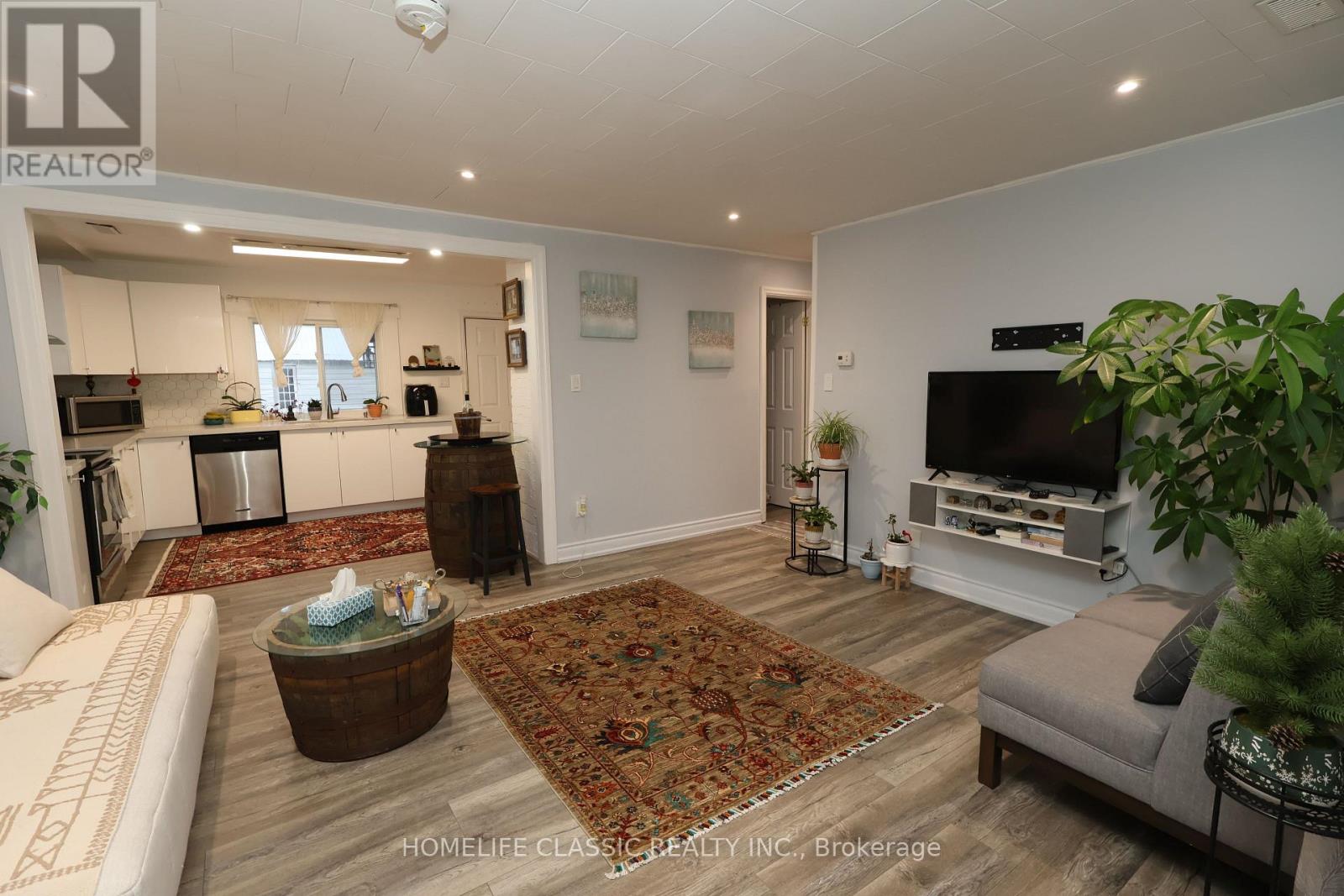 16 River Drive, East Gwillimbury, Ontario  L9N 1A6 - Photo 2 - N12961906