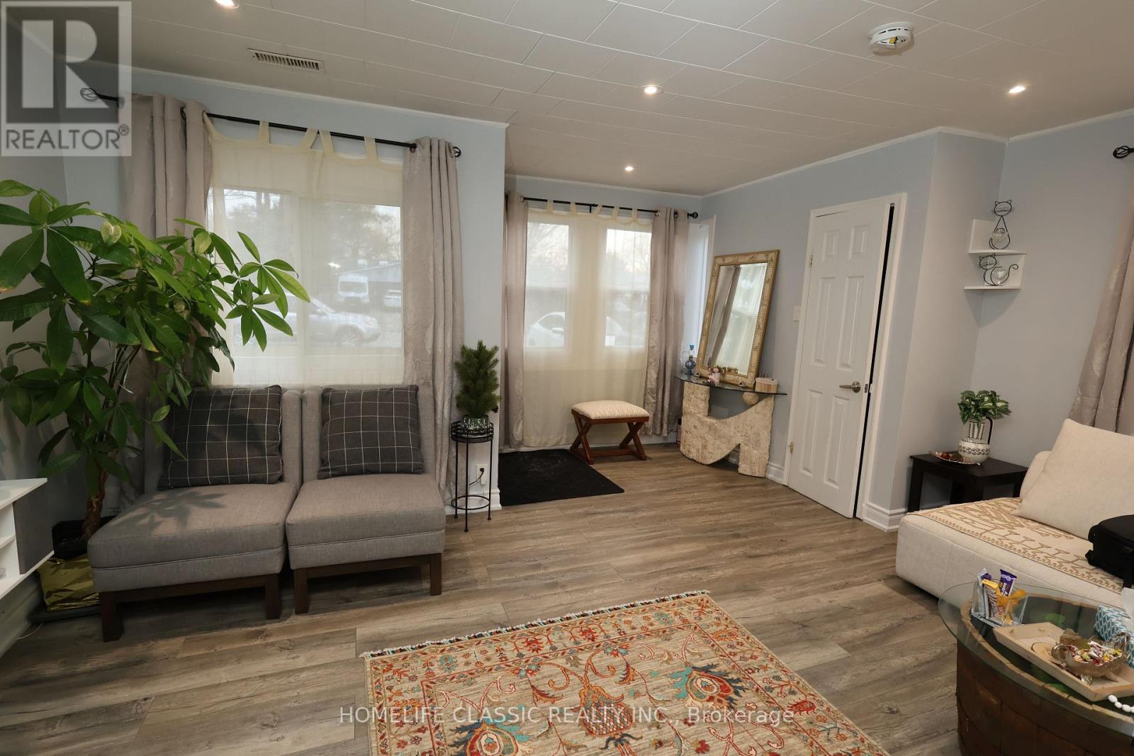 16 River Drive, East Gwillimbury, Ontario  L9N 1A6 - Photo 4 - N12961906