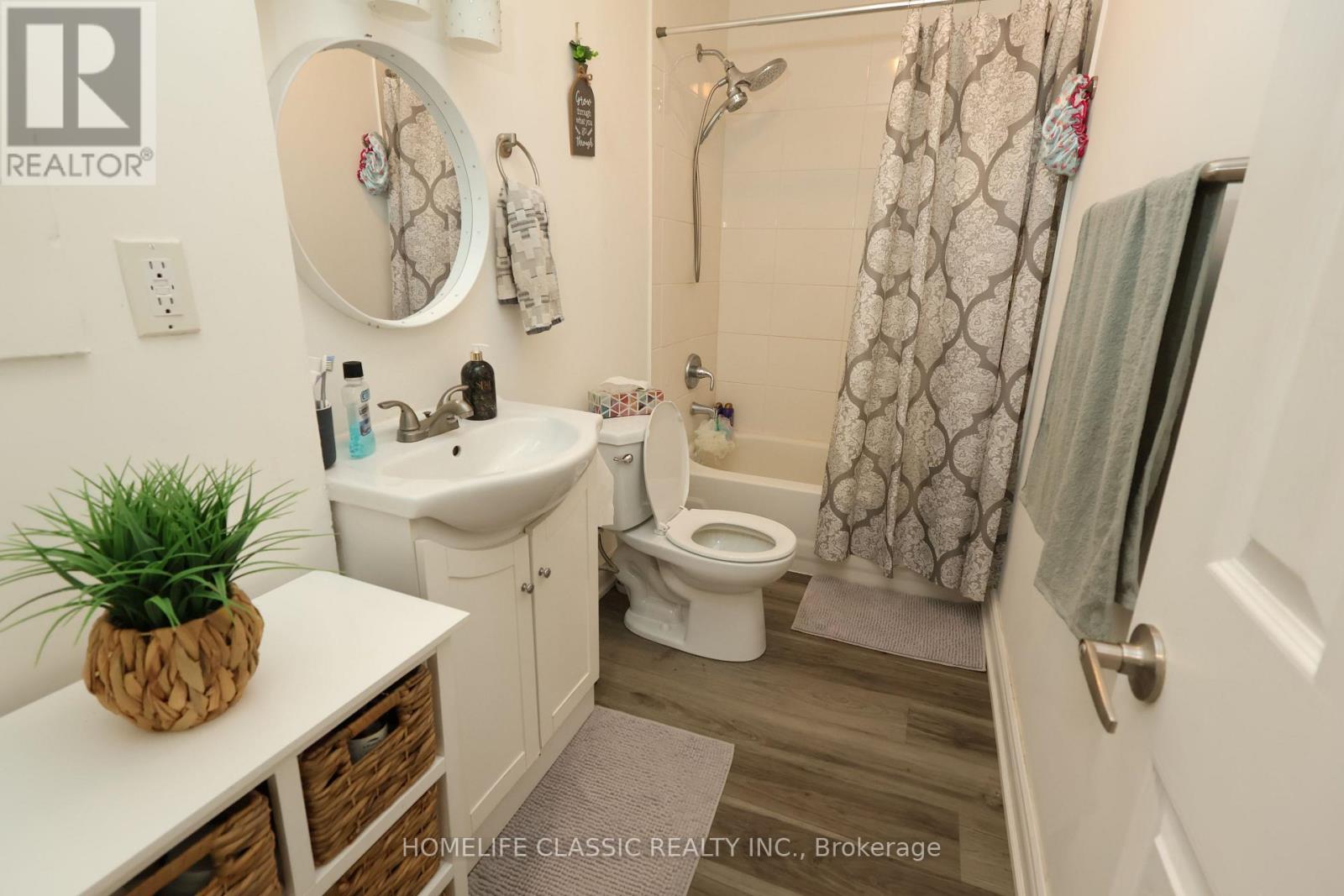 16 River Drive, East Gwillimbury, Ontario  L9N 1A6 - Photo 6 - N12961906