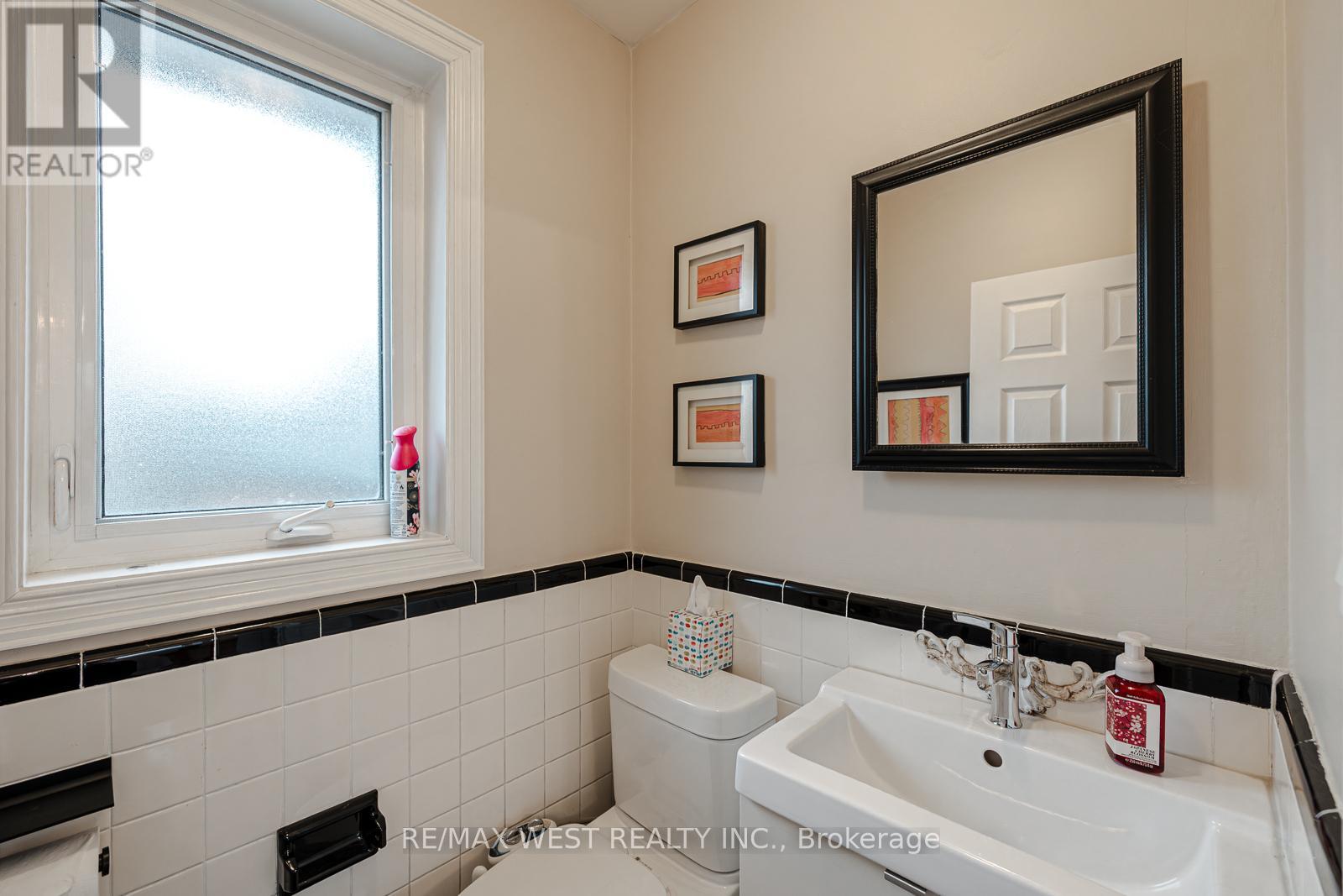 17 Saybrook Avenue, Toronto, Ontario  M8Z 2V3 - Photo 15 - W12960136