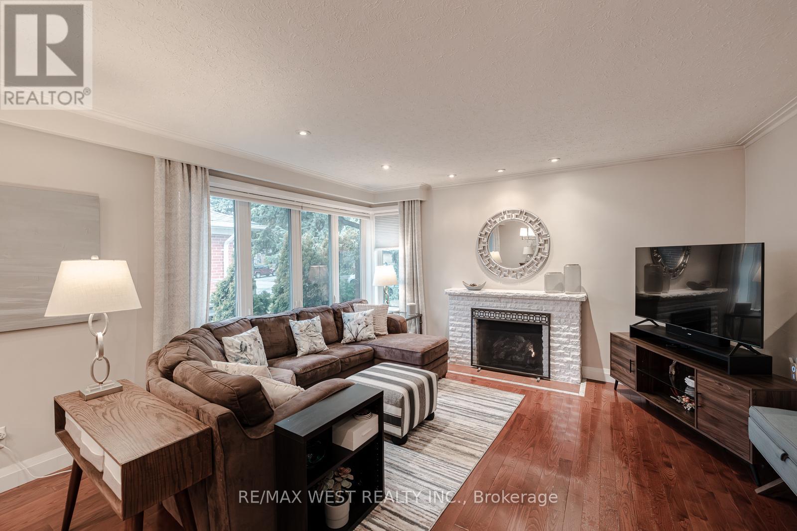 17 Saybrook Avenue, Toronto, Ontario  M8Z 2V3 - Photo 6 - W12960136