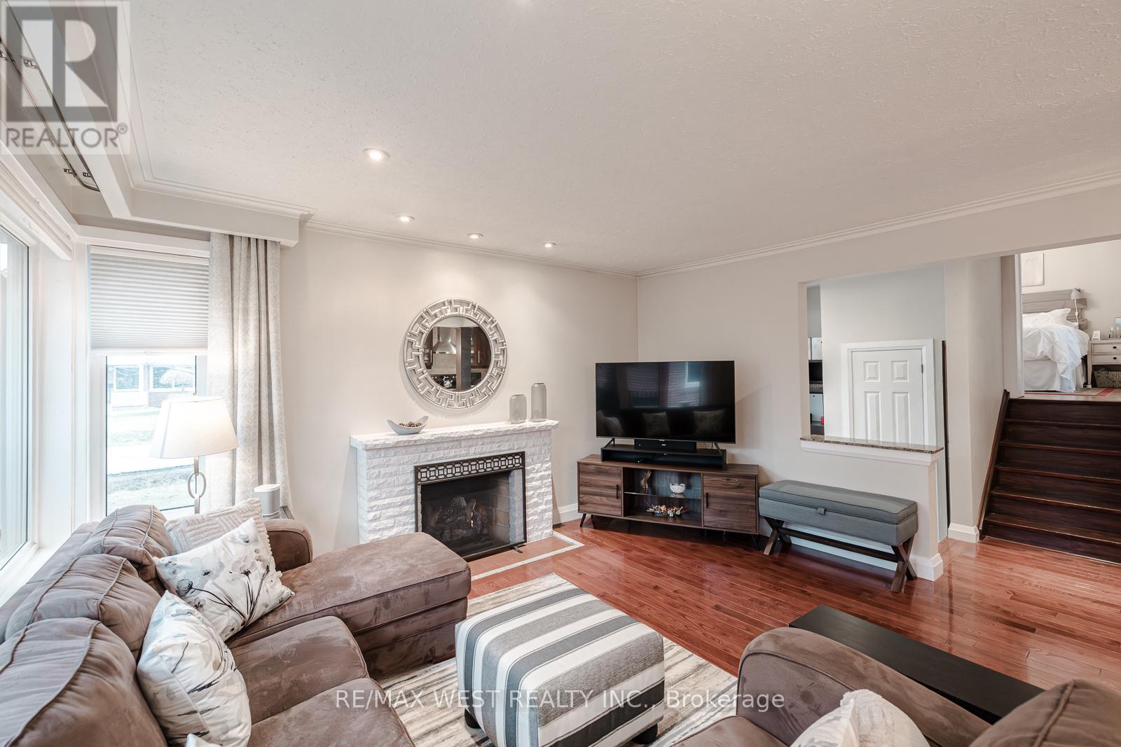 17 Saybrook Avenue, Toronto, Ontario  M8Z 2V3 - Photo 7 - W12960136