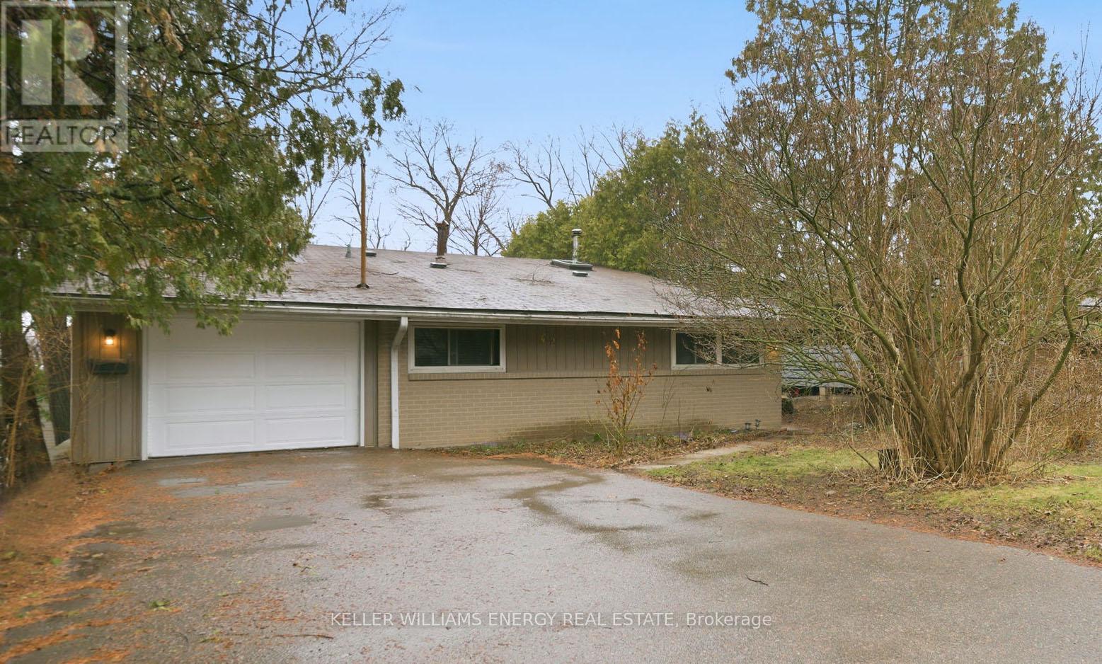 42 OAKLEY BOULEVARD, Toronto, Ontario