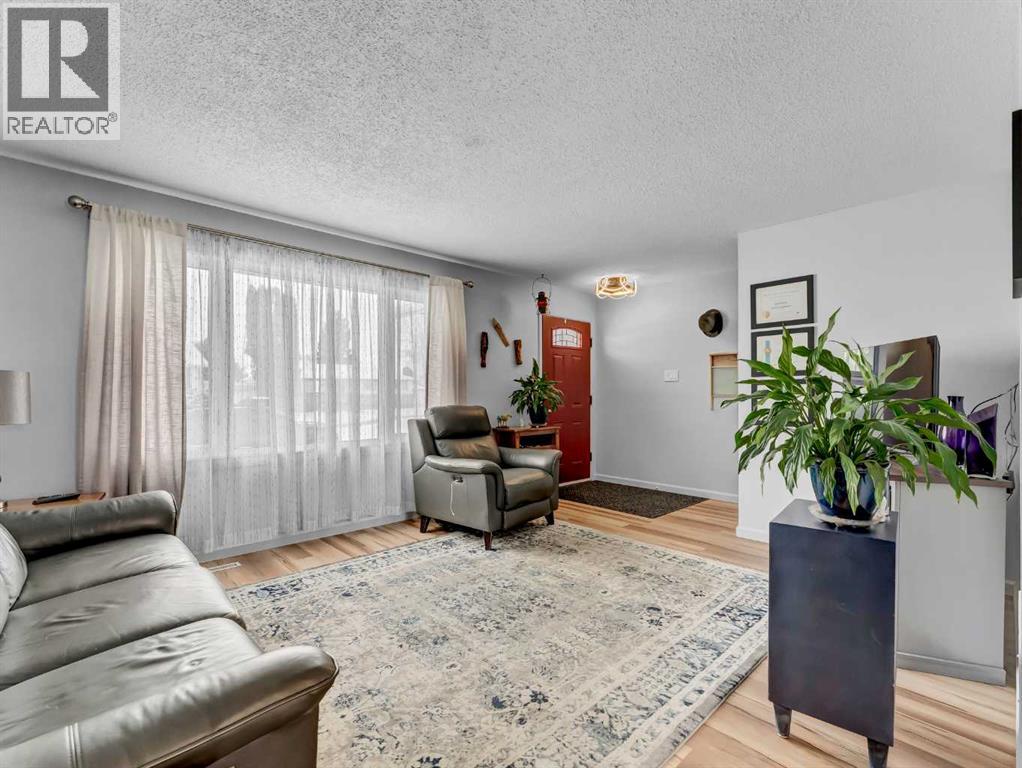 1611 10 Avenue Ne, Medicine Hat, Alberta  T1A 6G6 - Photo 3 - A2296930