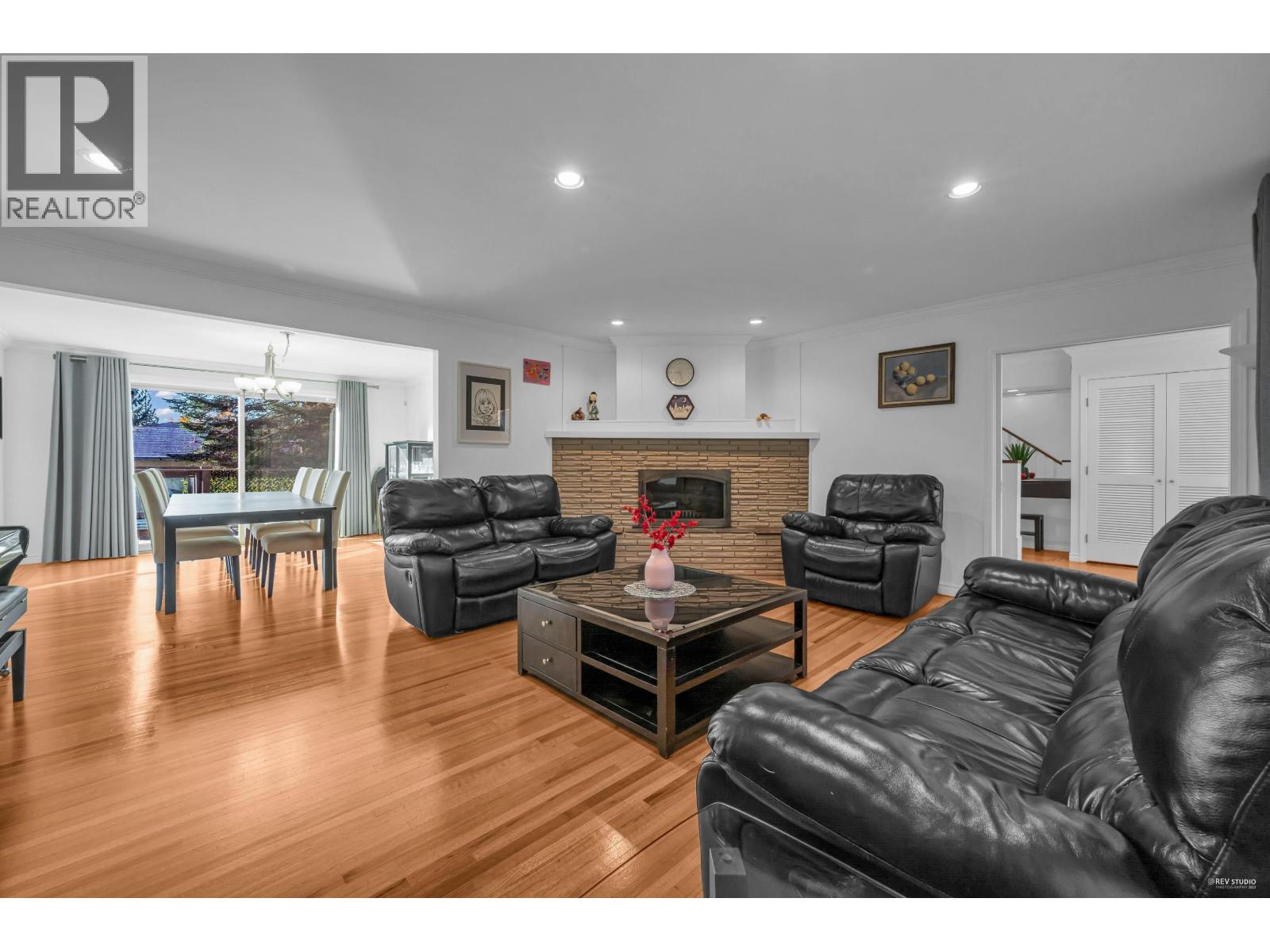 310 Macbeth Crescent, West Vancouver, British Columbia V7T 1V7 - Photo 3 - R3107645