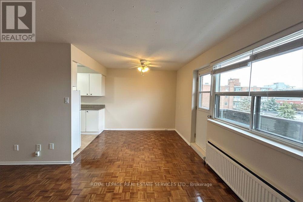 301 - 7 Helene Street N, Mississauga, Ontario  L5G 3B3 - Photo 4 - W12967328