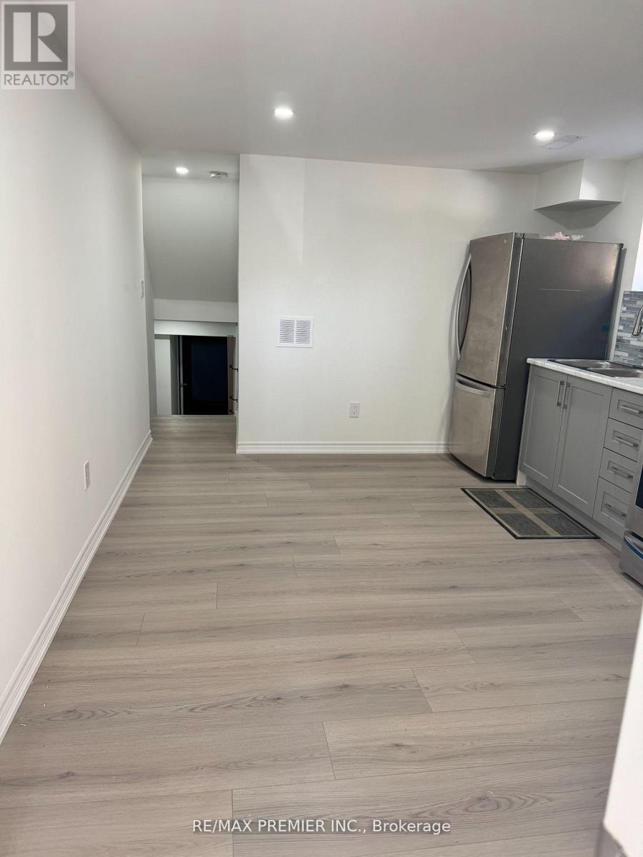 18 Madonna Gardens, Toronto, Ontario  M9L 2T4 - Photo 6 - W12967330