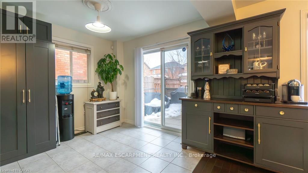 2062 Westmount Drive, Oakville, Ontario  L6M 3P2 - Photo 13 - W12967370