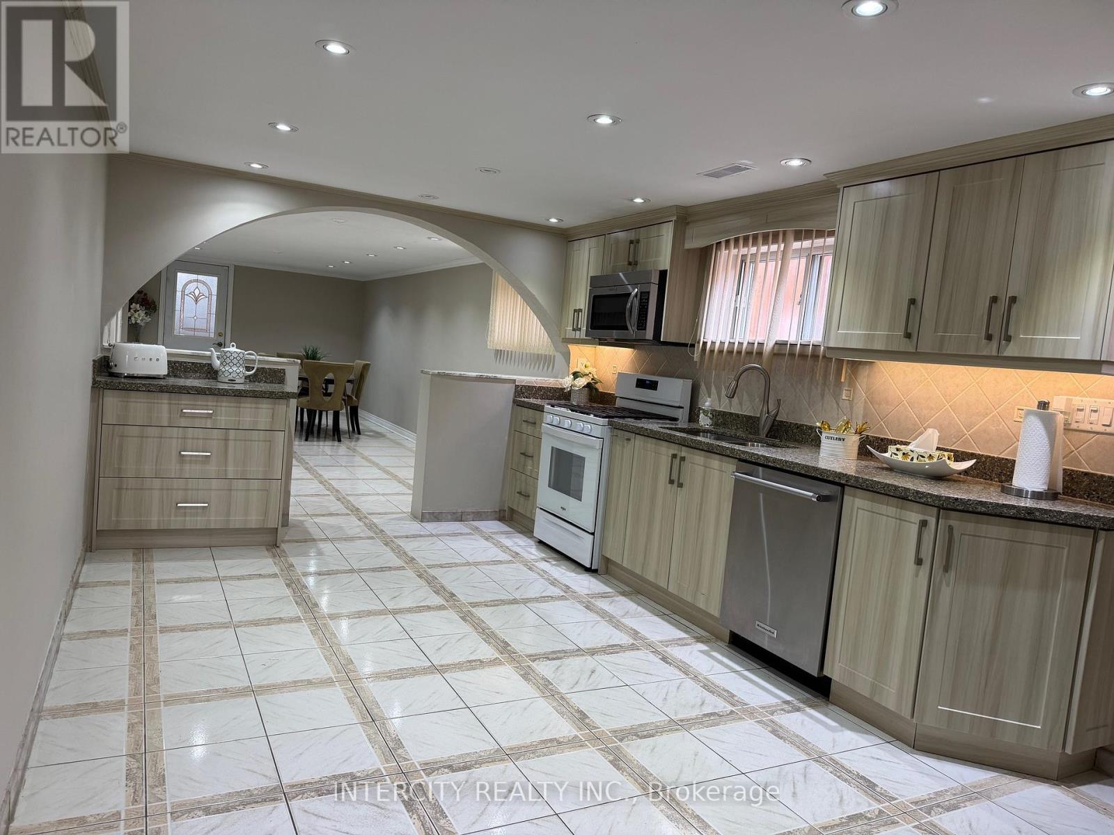 155 Cabana Drive, Toronto, Ontario  M9L 1L2 - Photo 11 - W12967372