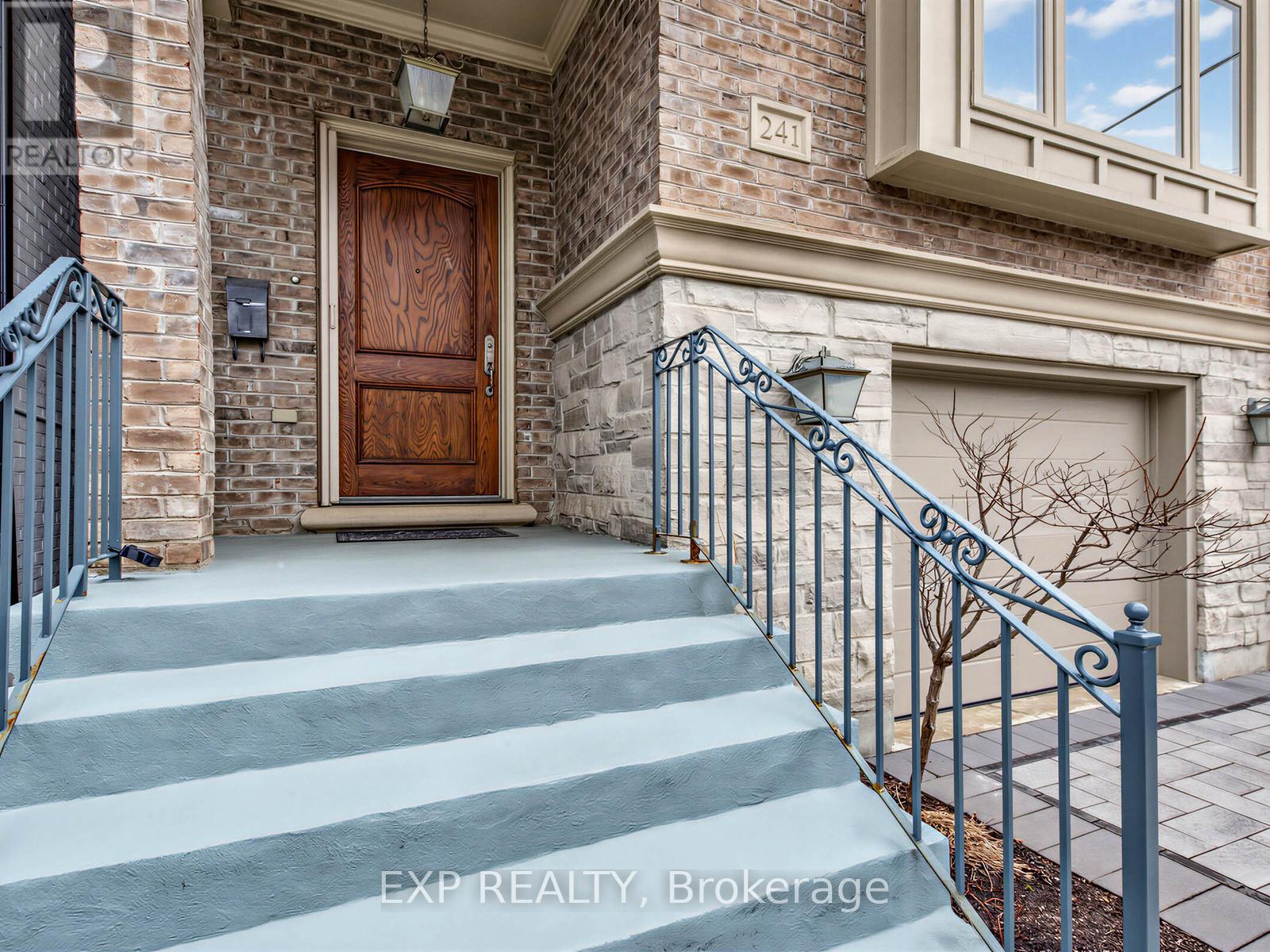 241 Poplar Plains Street, Toronto, Ontario  M4V 2N8 - Photo 3 - C12966956