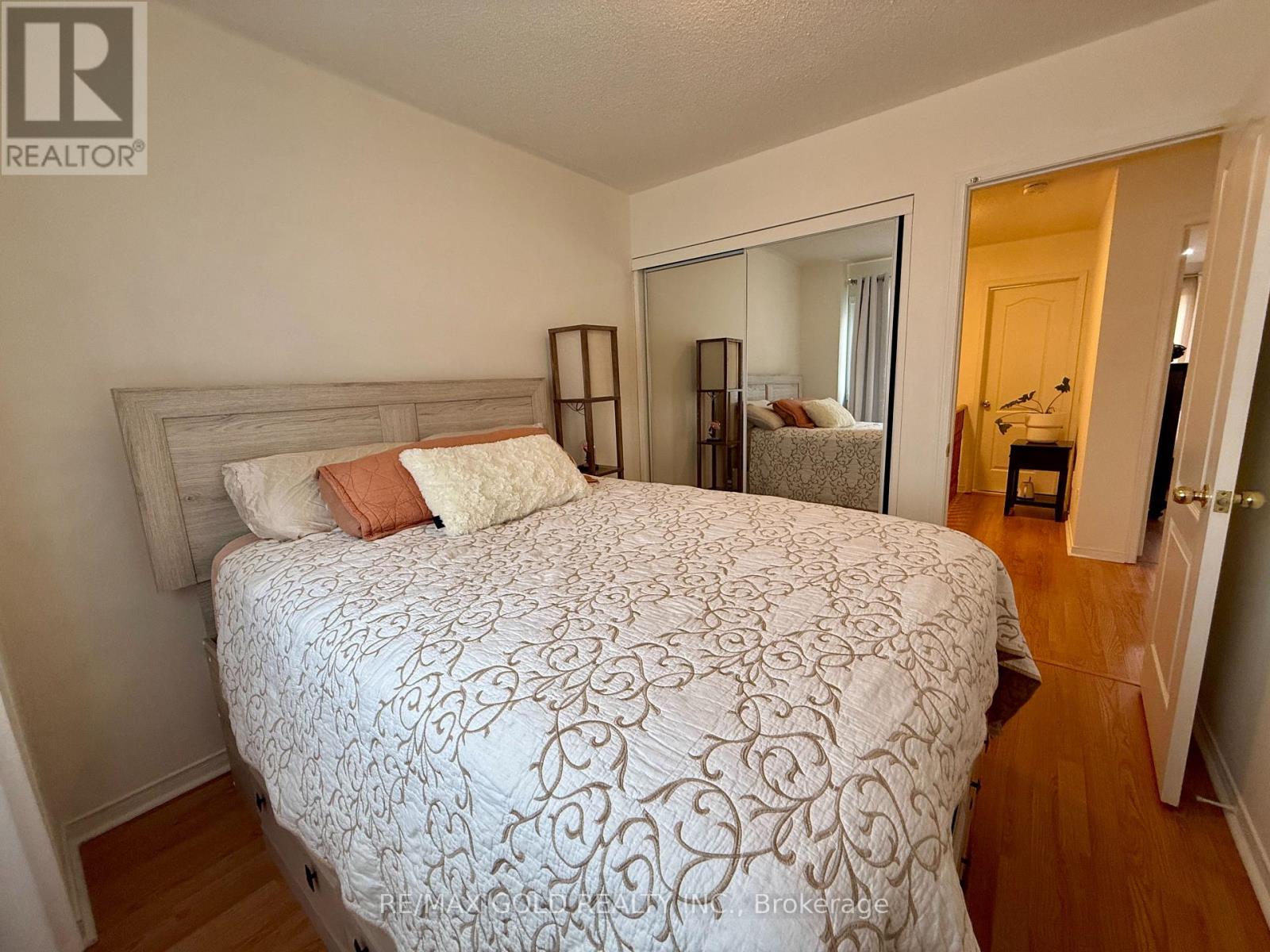 6879 Bansbridge Crescent, Mississauga, Ontario  L5N 6T2 - Photo 13 - W12964256