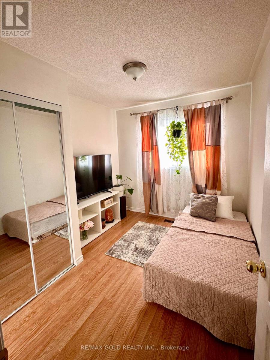 6879 Bansbridge Crescent, Mississauga, Ontario  L5N 6T2 - Photo 16 - W12964256