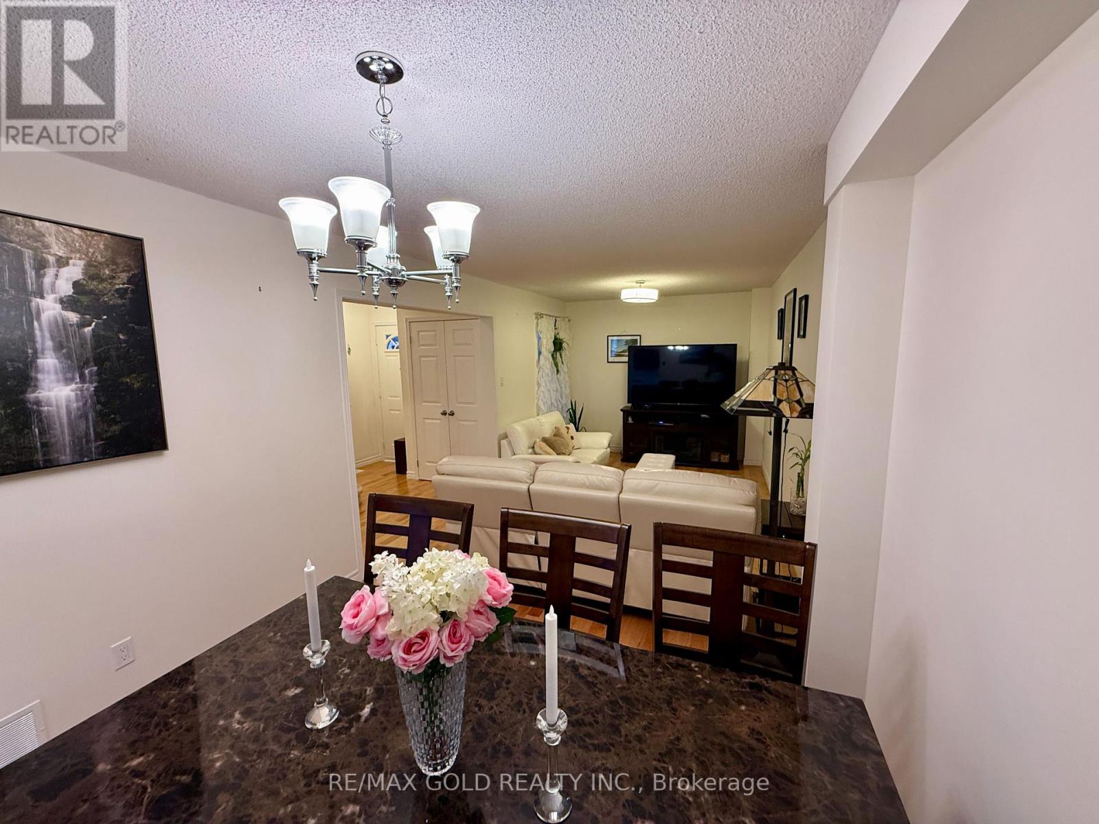 6879 Bansbridge Crescent, Mississauga, Ontario  L5N 6T2 - Photo 5 - W12964256