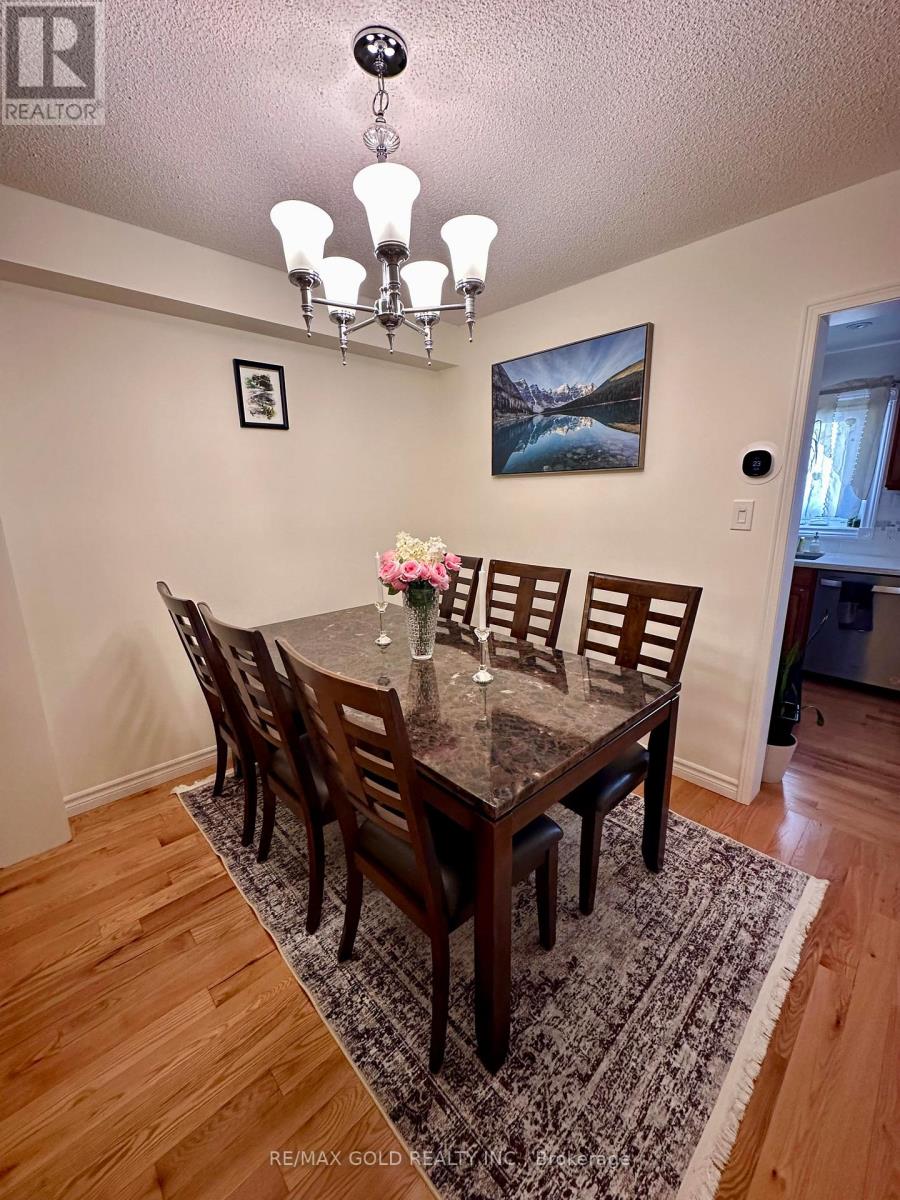 6879 Bansbridge Crescent, Mississauga, Ontario  L5N 6T2 - Photo 6 - W12964256