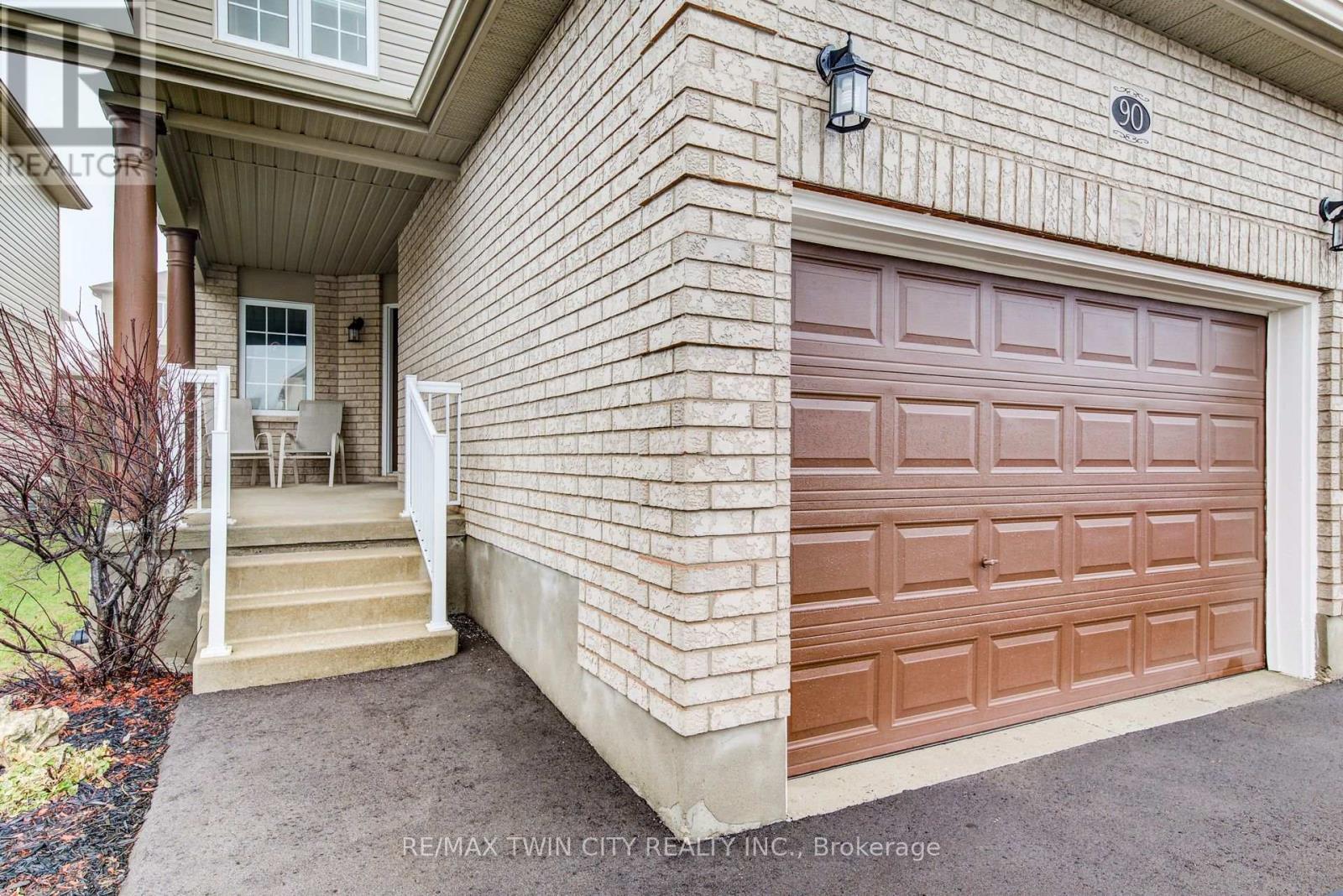 90 Udvari Crescent S, Kitchener, Ontario  N2N 3P5 - Photo 4 - X12967262