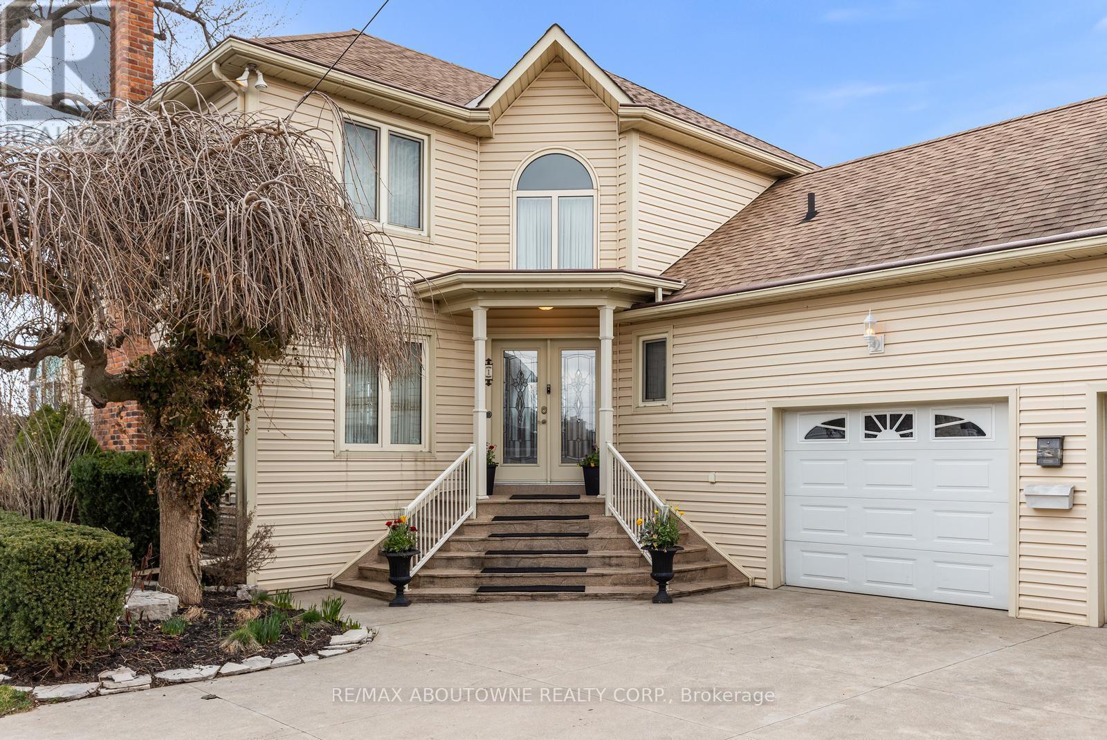 1 Twelfth Street, Grimsby, Ontario  L3M 2V6 - Photo 2 - X12967298