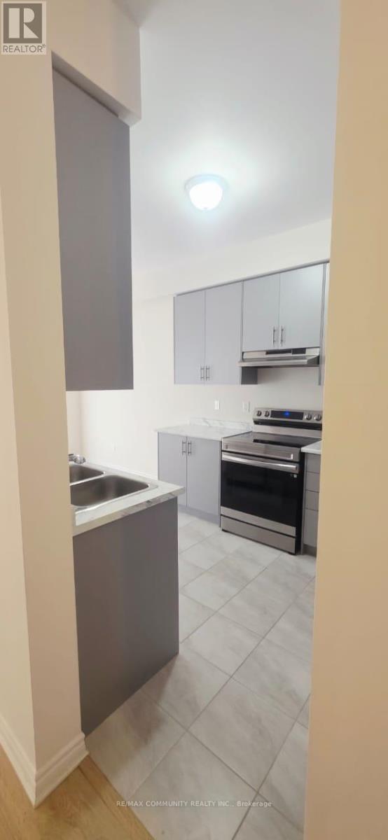 136 Sapphire Way, Thorold, Ontario  L2V 0B8 - Photo 4 - X12963290