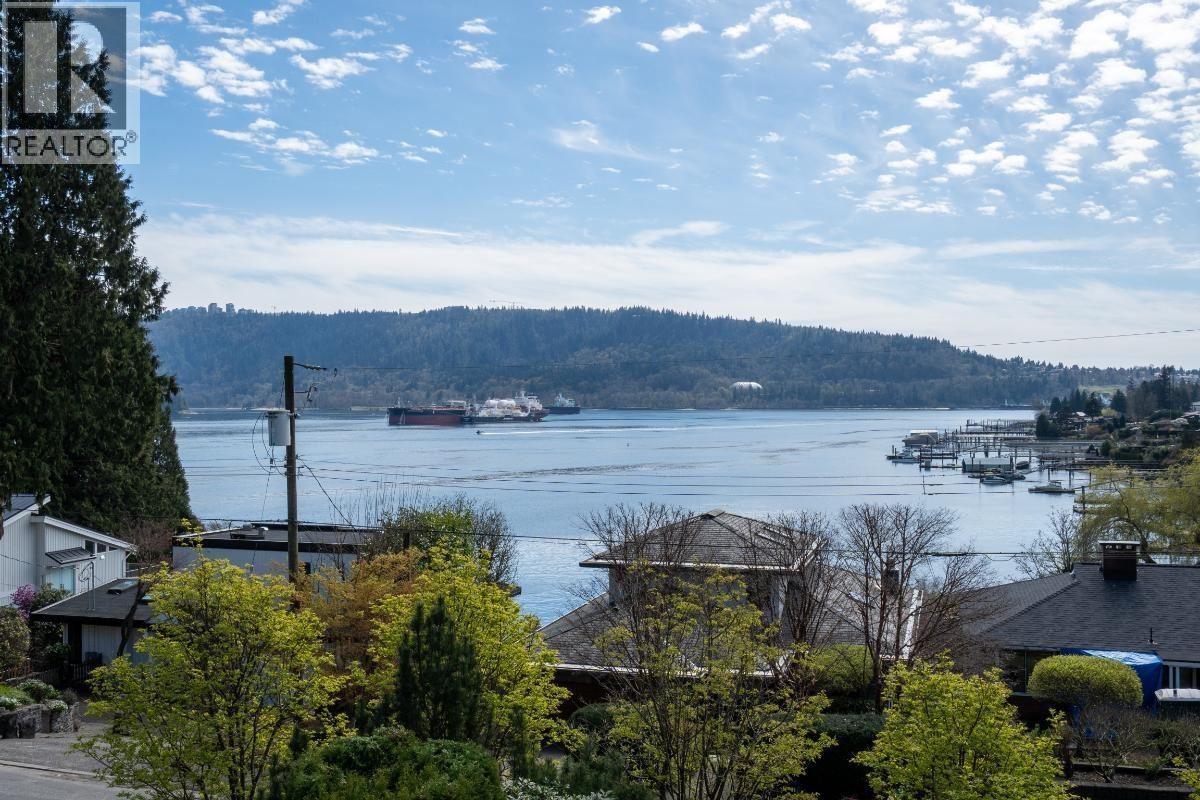 4493 EPPS AVENUE, North Vancouver, British Columbia