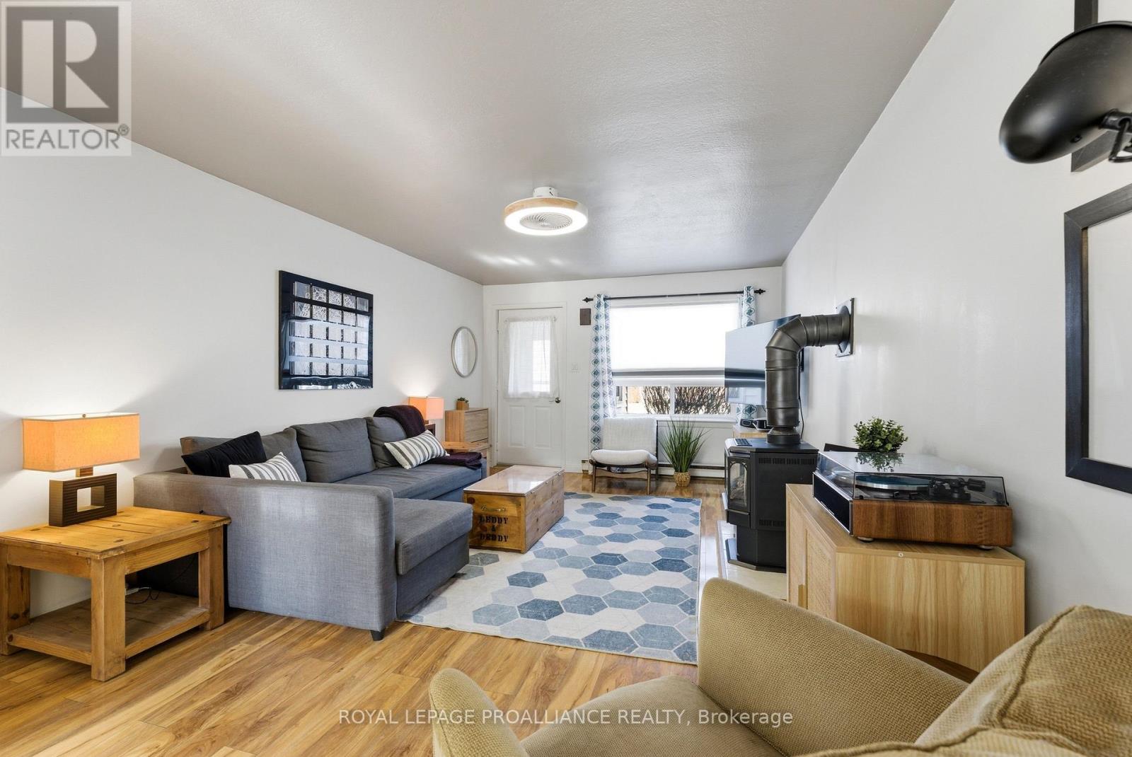 23 Guelph Street, Quinte West, Ontario  K8V 4G2 - Photo 4 - X12967572