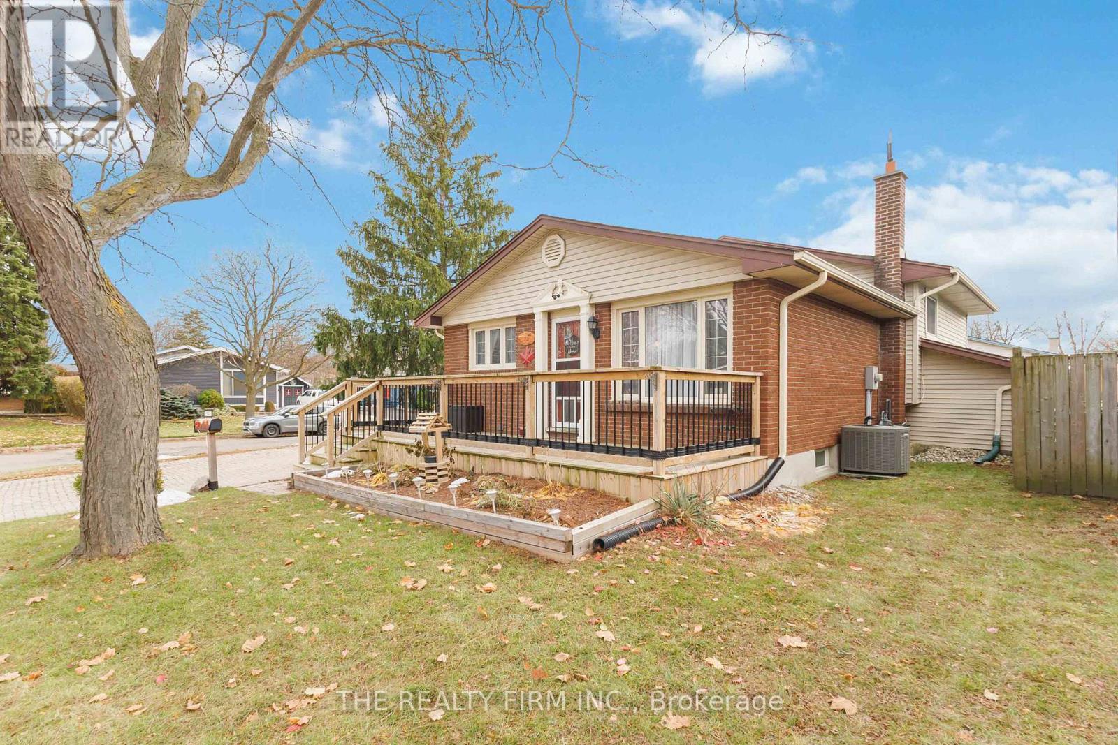 72 Metcalfe Crescent, London South, Ontario  N6E 1H9 - Photo 2 - X12967546