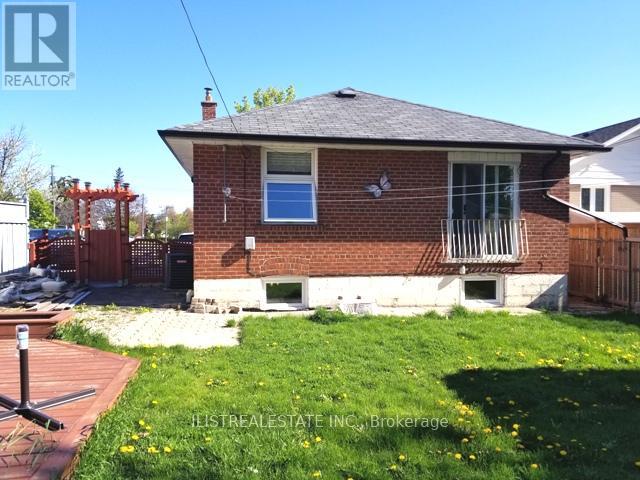 26 Arbutus Crescent, Toronto, Ontario  M1P 1W9 - Photo 2 - E12967478