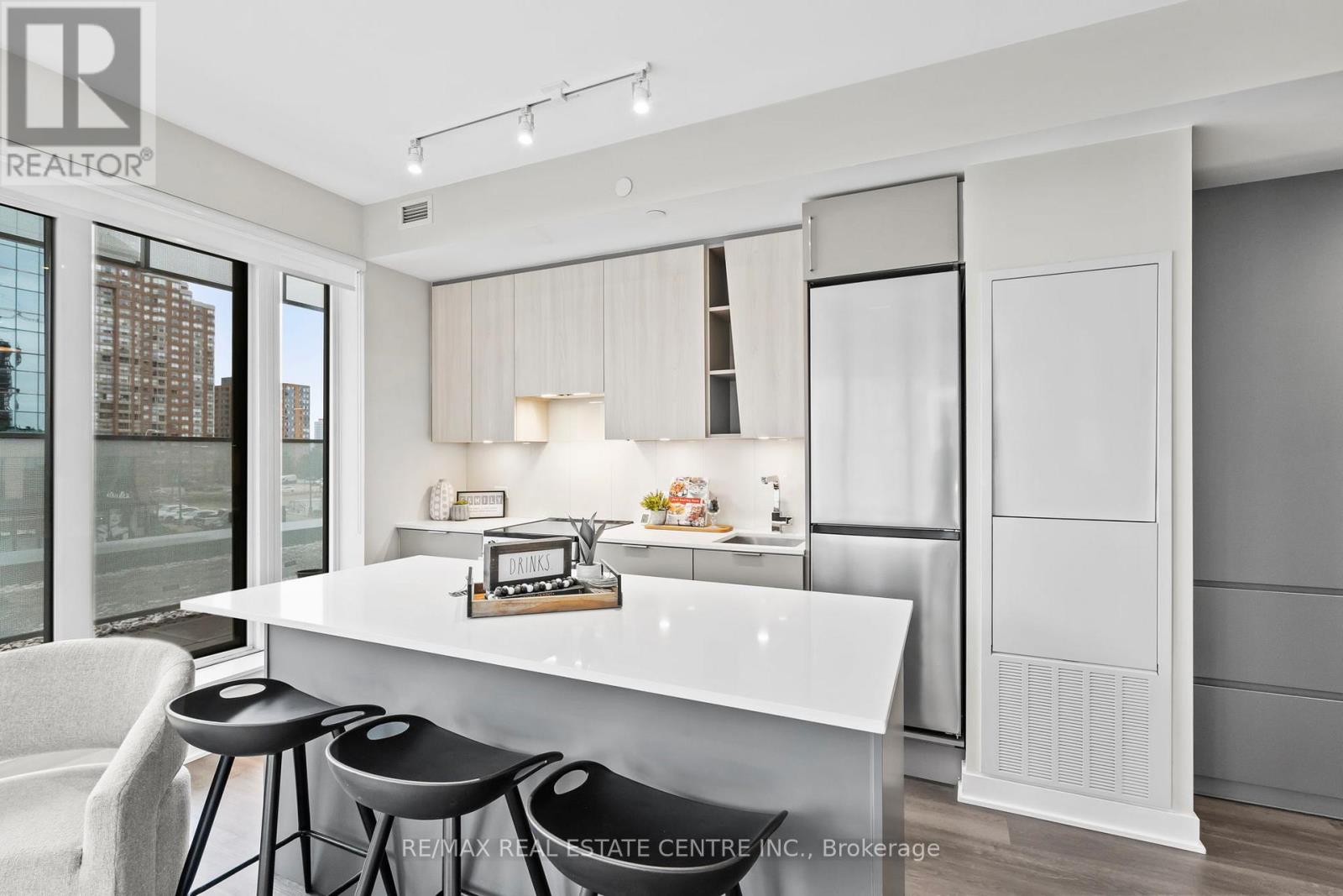 215 - 3900 Confederation Parkway, Mississauga, Ontario  L5B 0M3 - Photo 11 - W12960920