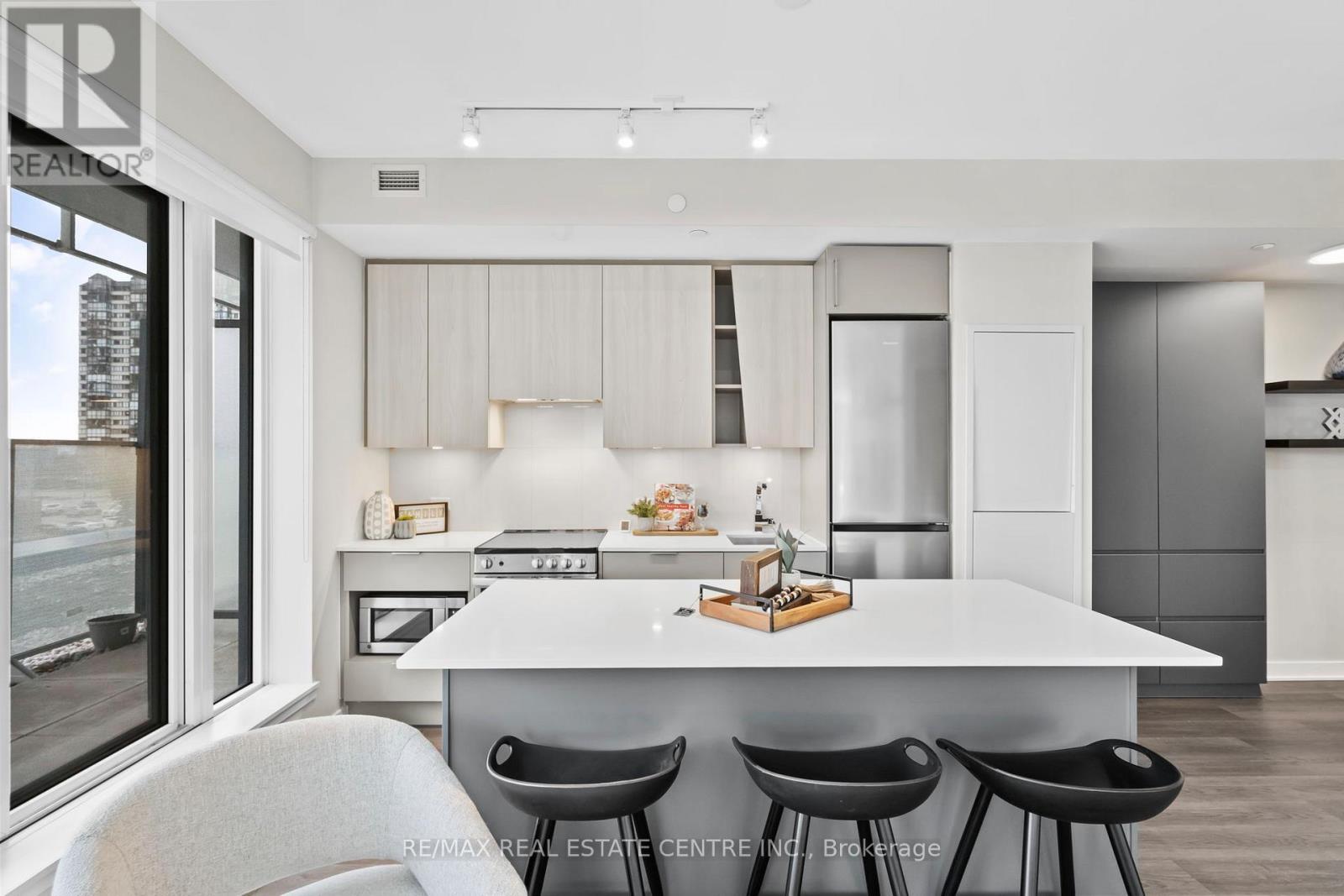 215 - 3900 Confederation Parkway, Mississauga, Ontario  L5B 0M3 - Photo 9 - W12960920