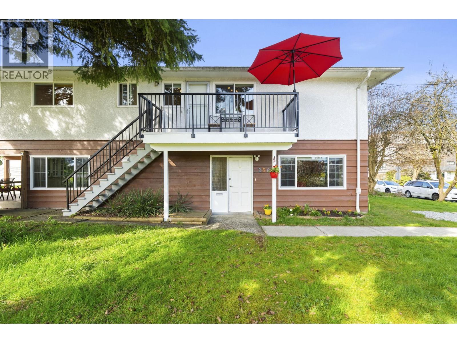 2250 Hawthorne Avenue, Port Coquitlam, British Columbia  V3C 1W8 - Photo 2 - R3107563