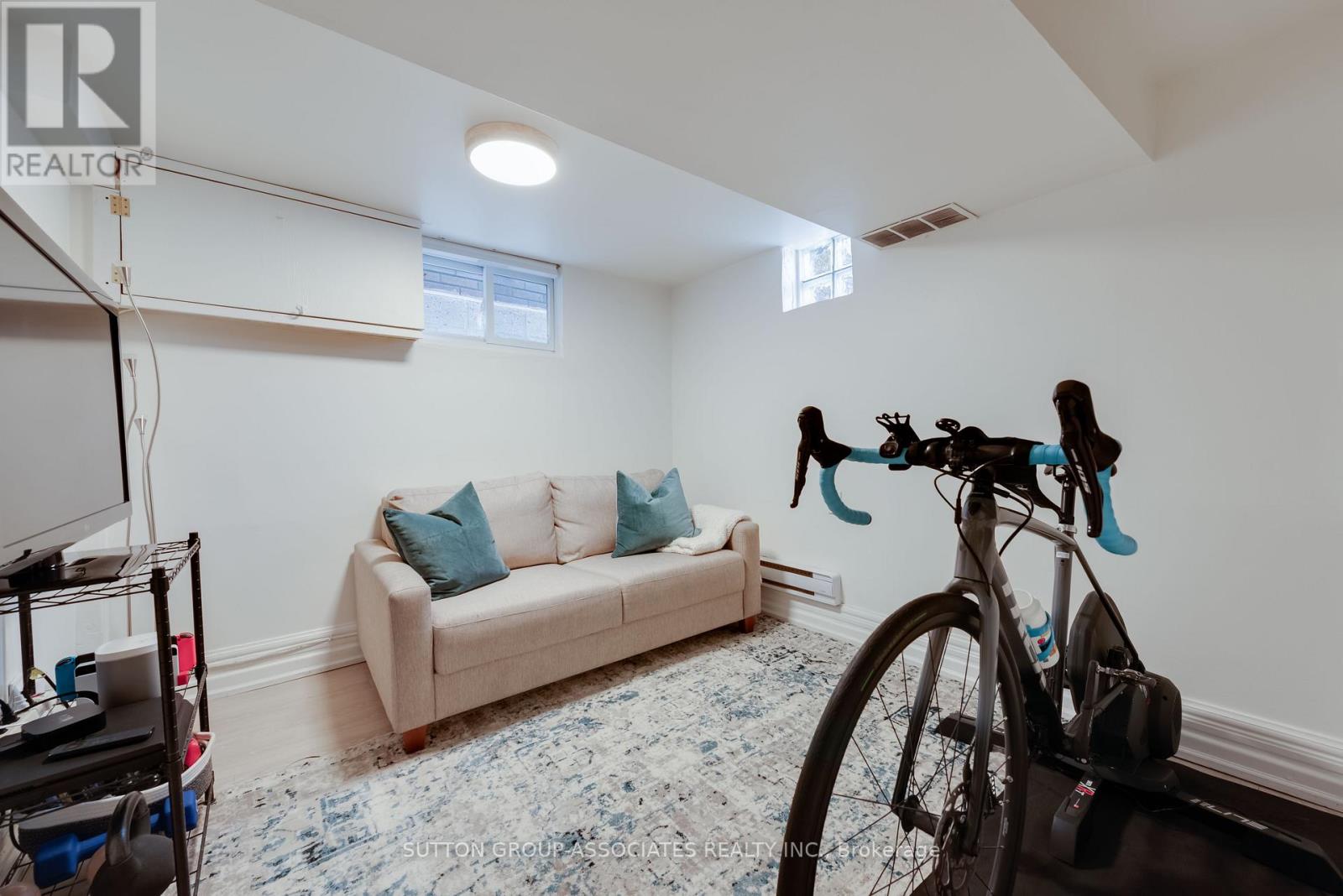 285 Harvie Avenue, Toronto, Ontario  M6E 4L1 - Photo 21 - W12967536