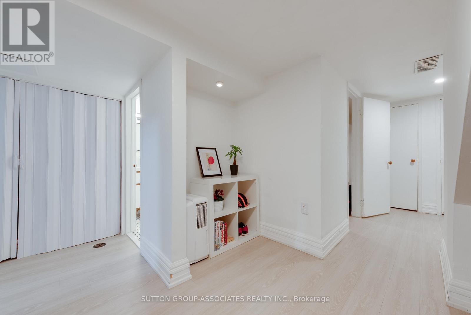 285 Harvie Avenue, Toronto, Ontario  M6E 4L1 - Photo 22 - W12967536