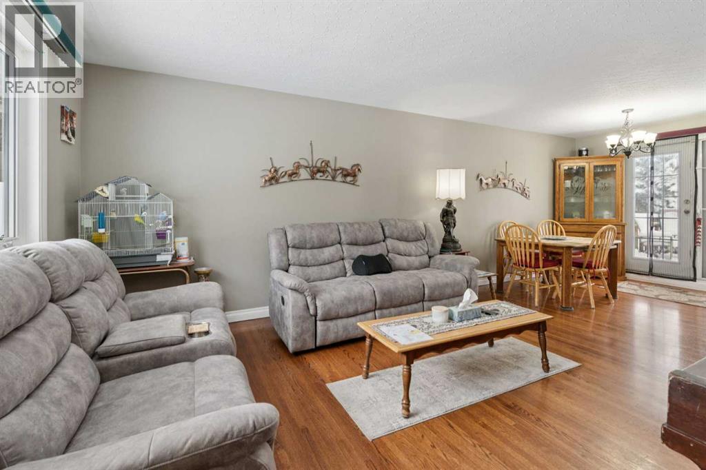 12 Westwood Crescent SW, Calgary, Alberta  T3C 2W6 - Photo 5 - A2298134