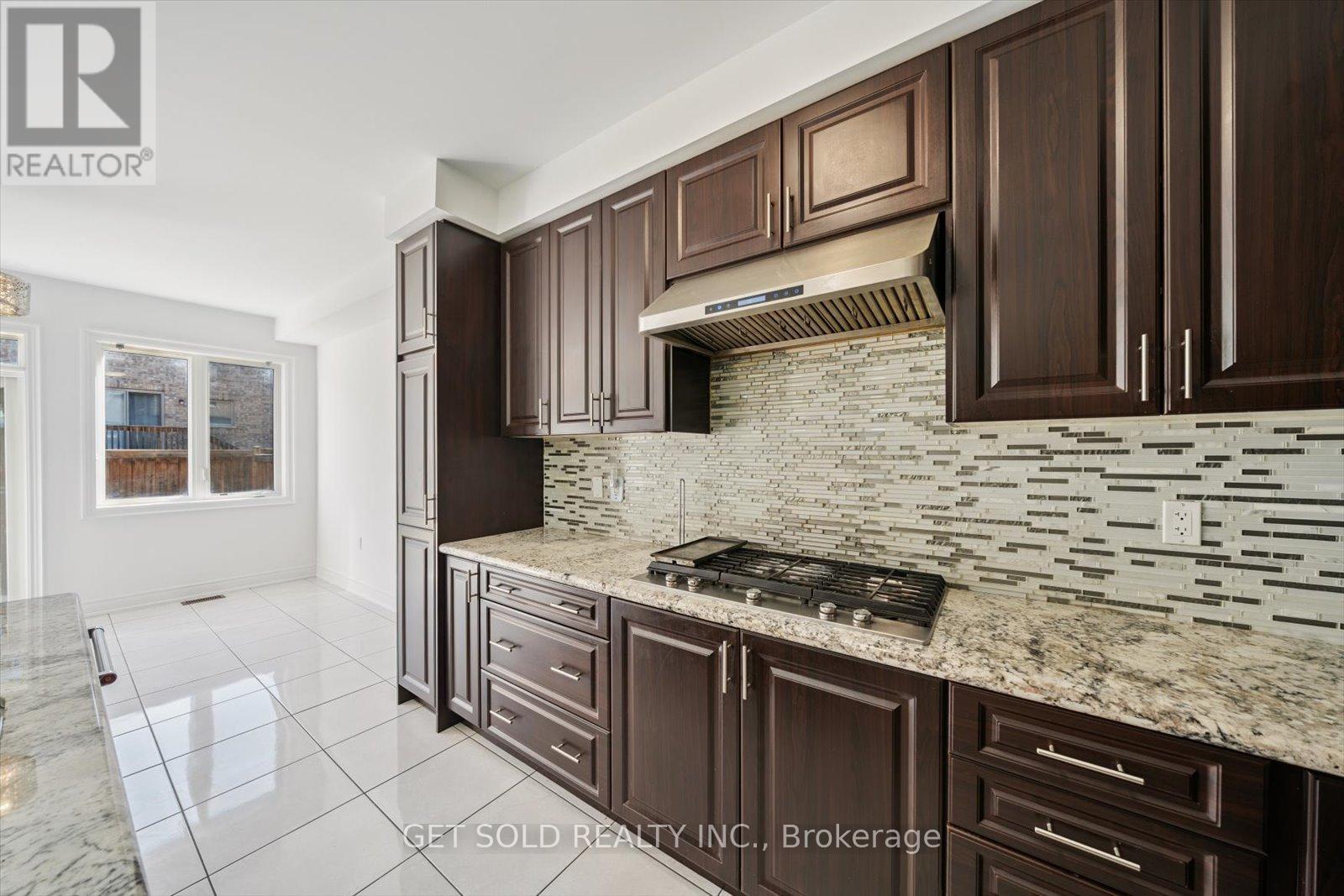 49 Blackberry Valley Crescent, Caledon, Ontario  L7C 2C7 - Photo 10 - W12321895