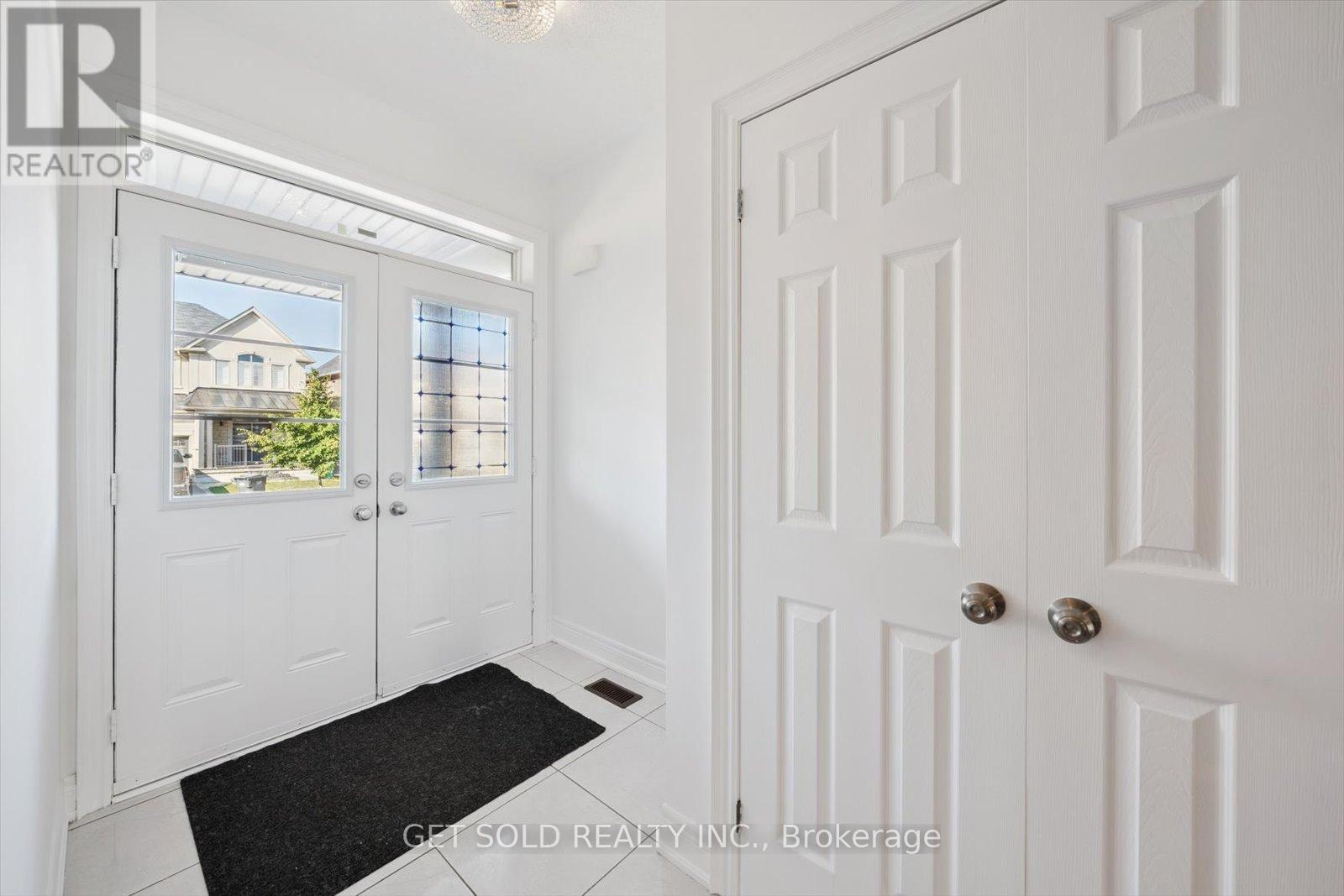 49 Blackberry Valley Crescent, Caledon, Ontario  L7C 2C7 - Photo 4 - W12321895