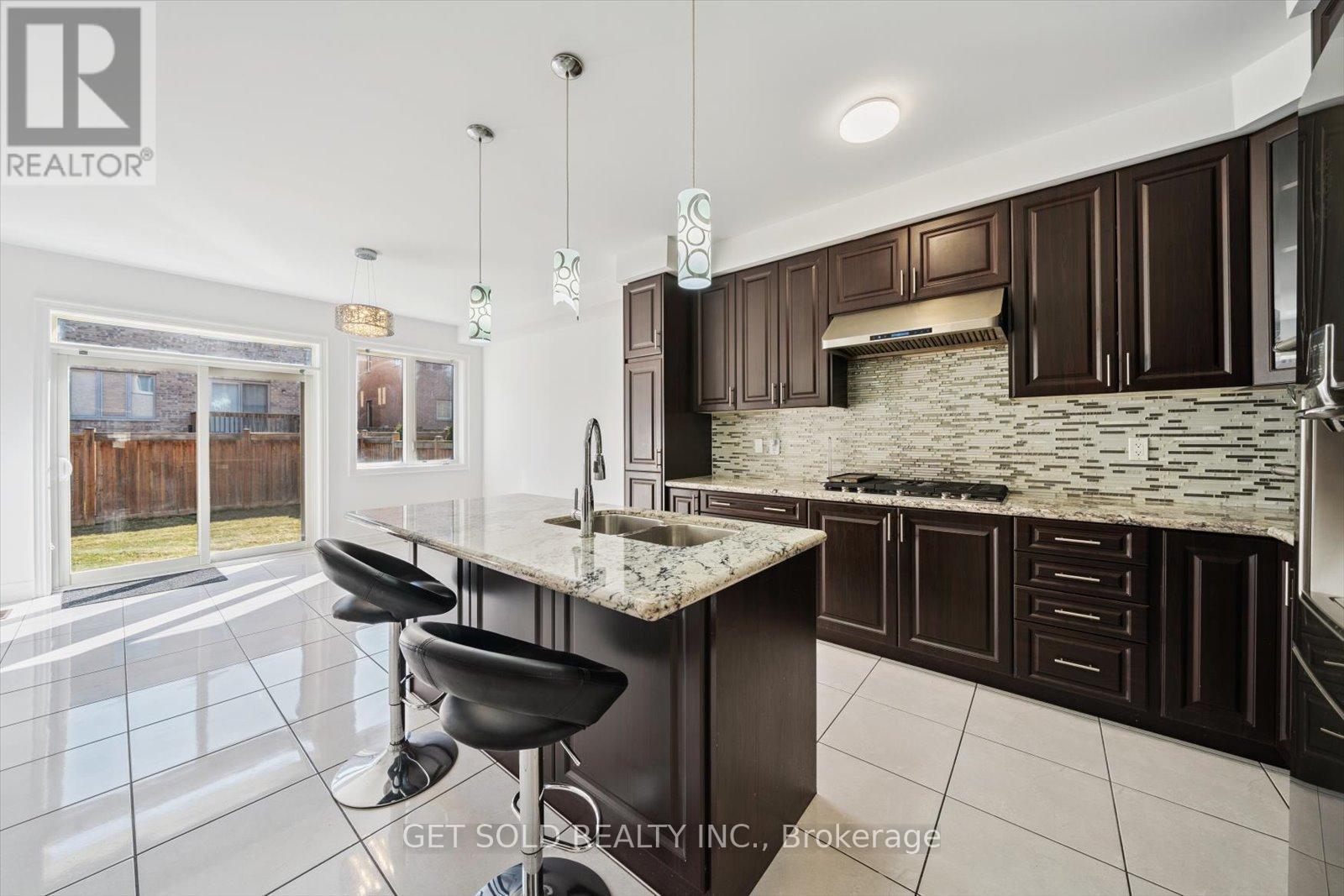 49 Blackberry Valley Crescent, Caledon, Ontario  L7C 2C7 - Photo 7 - W12321895