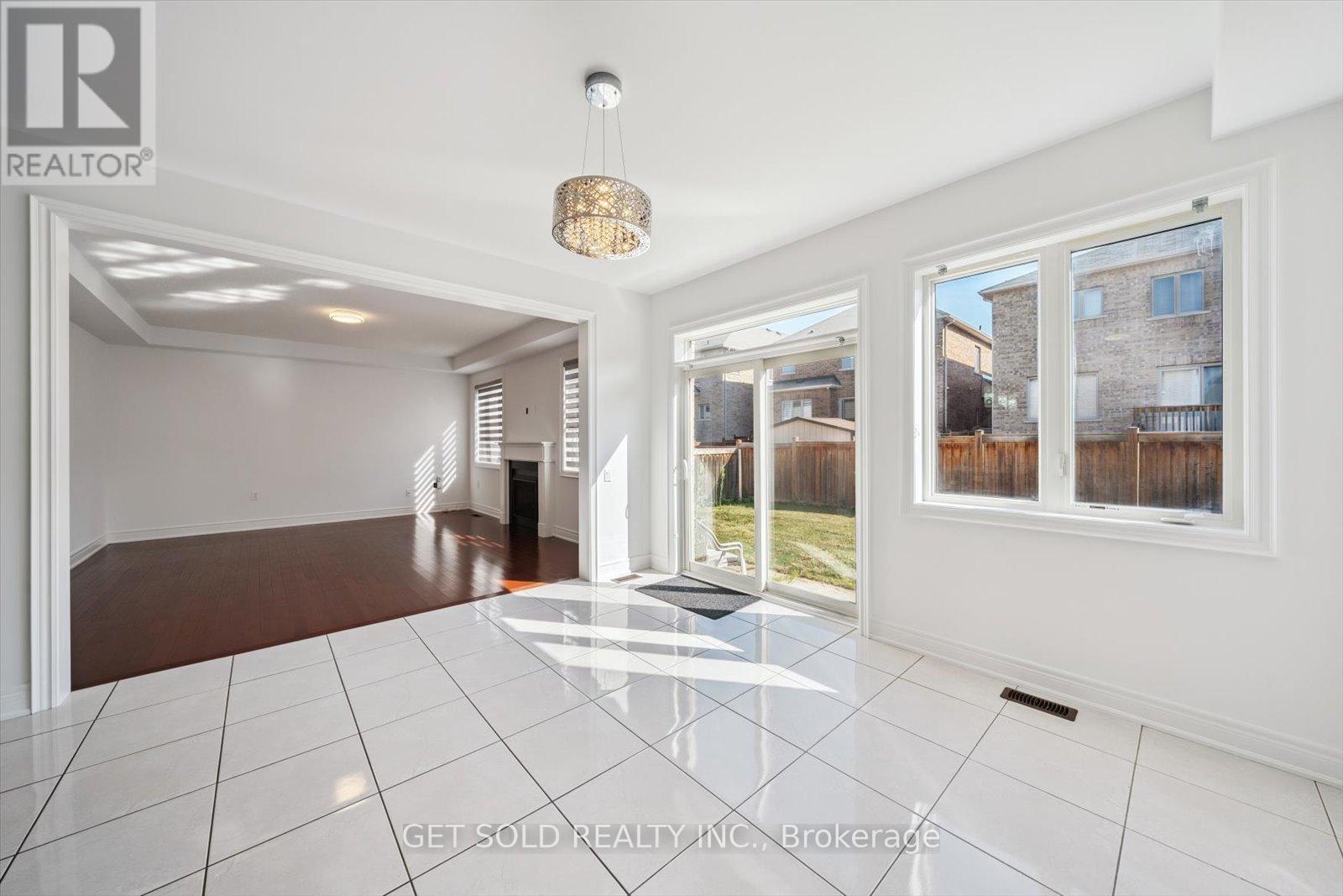 49 Blackberry Valley Crescent, Caledon, Ontario  L7C 2C7 - Photo 11 - W12321895