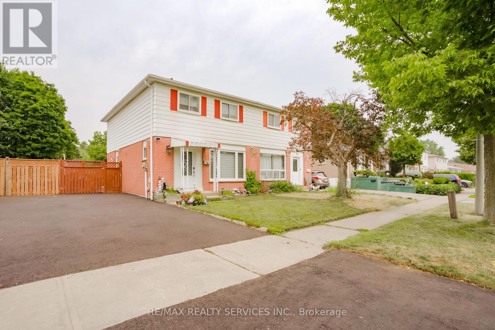 6 Lauderdale Road, Brampton, Ontario  L6V 2B7 - Photo 2 - W12332485