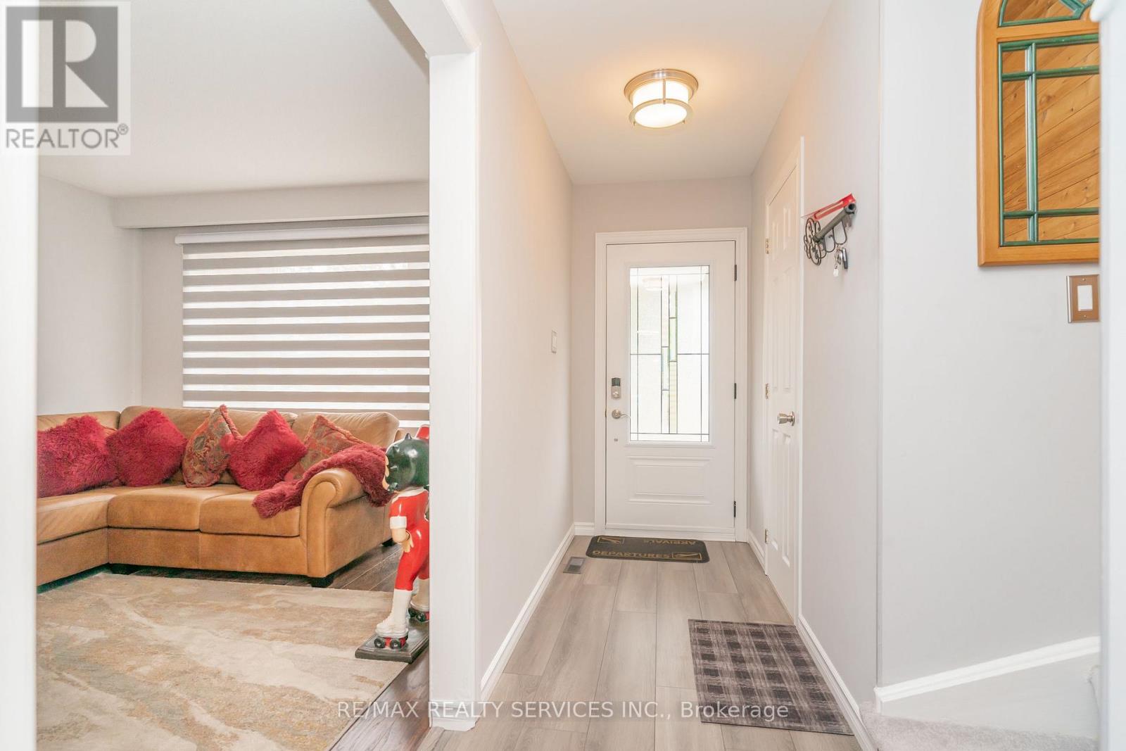 6 Lauderdale Road, Brampton, Ontario  L6V 2B7 - Photo 5 - W12332485