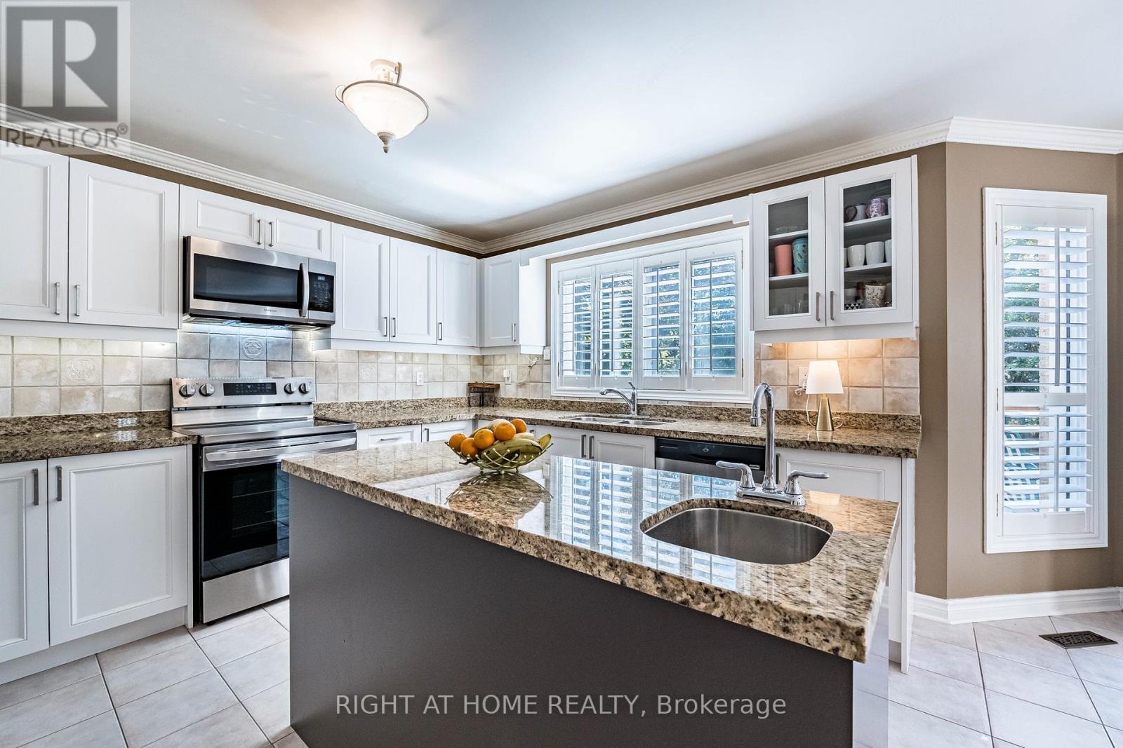 2204 Carpenters Circle, Oakville, Ontario  L6M 3C7 - Photo 10 - W12962270