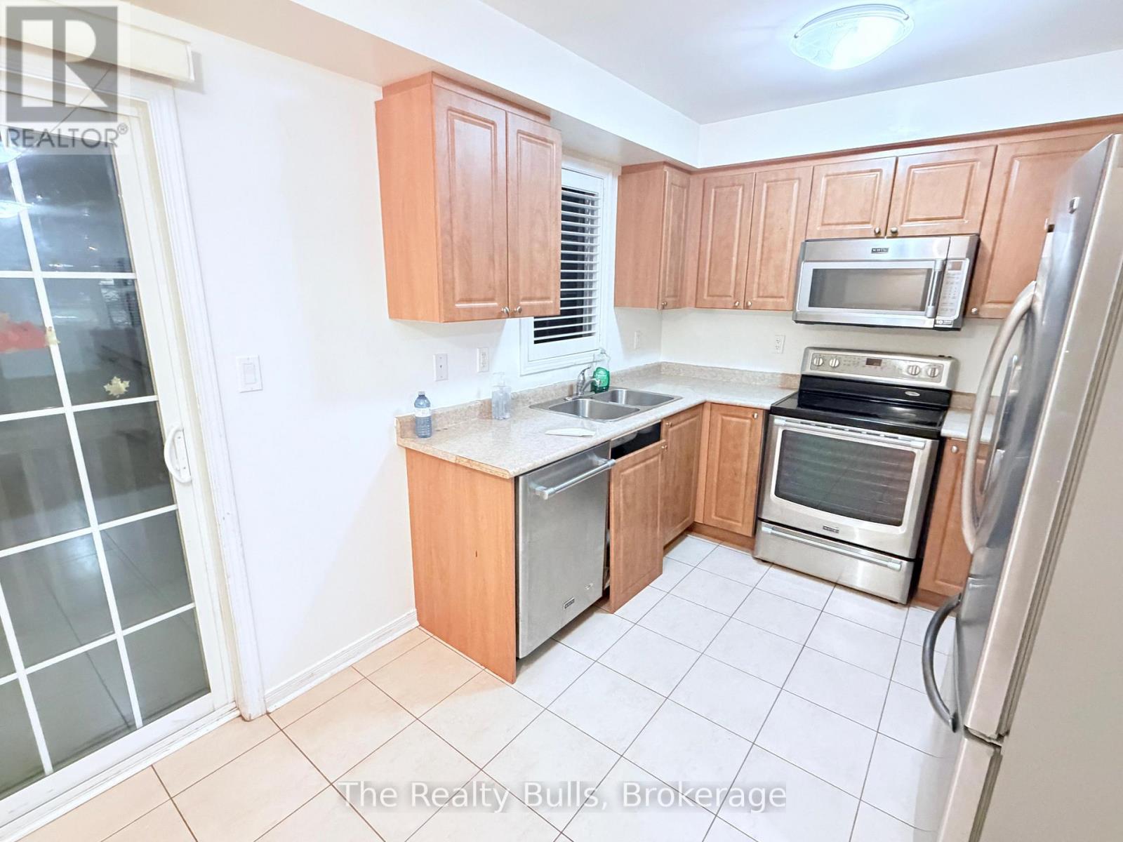 37 Magpie Way, Whitby, Ontario  L1N 0K7 - Photo 5 - E12831686