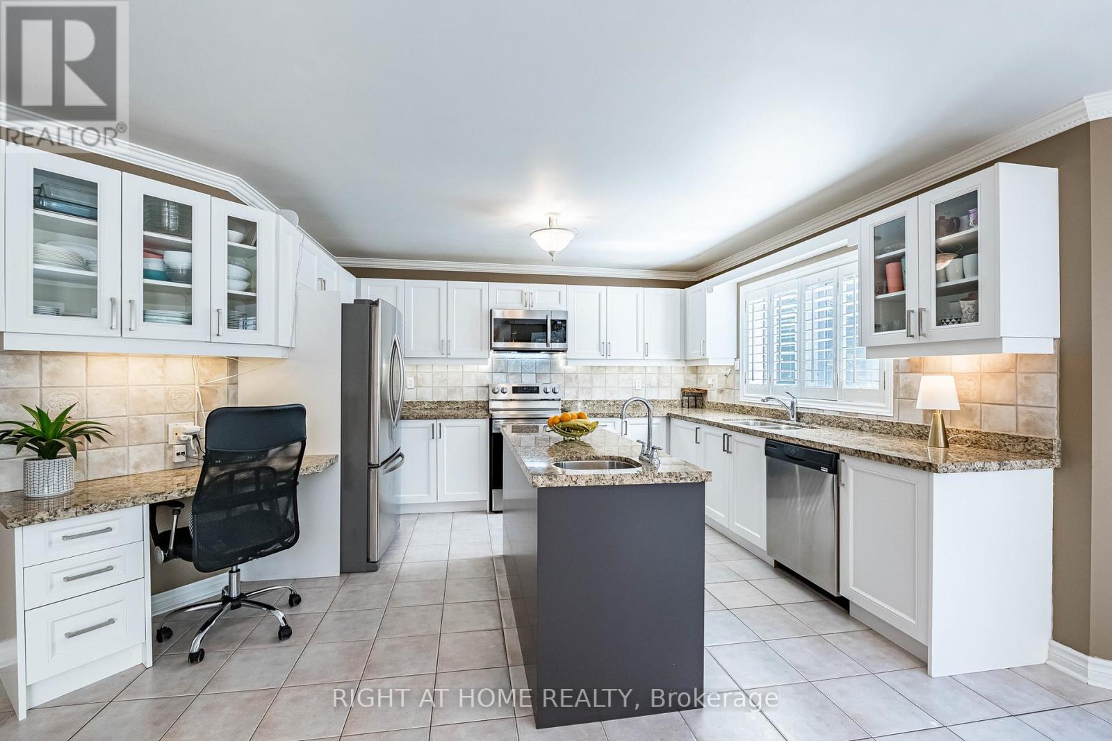 2204 Carpenters Circle, Oakville, Ontario  L6M 3C7 - Photo 9 - W12962270