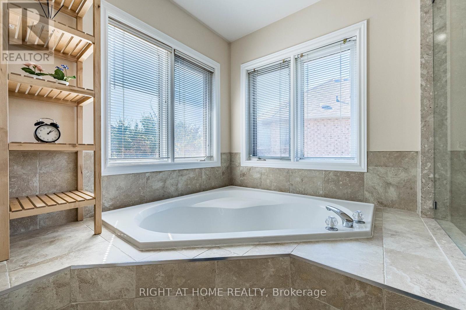 2204 Carpenters Circle, Oakville, Ontario  L6M 3C7 - Photo 31 - W12962270