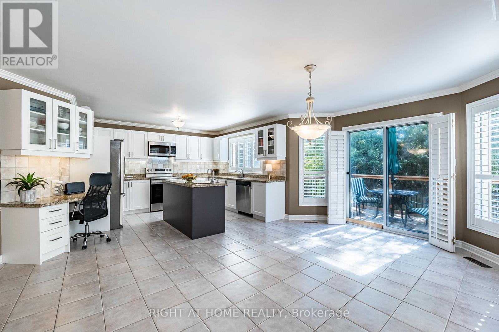 2204 Carpenters Circle, Oakville, Ontario  L6M 3C7 - Photo 8 - W12962270