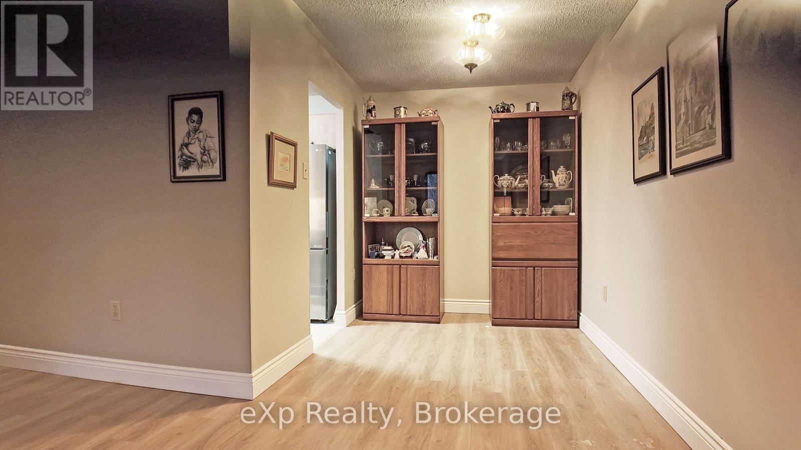 402 - 5 Valleyside Drive, Brockton, Ontario N0G 2V0 - Photo 4 - X12967772