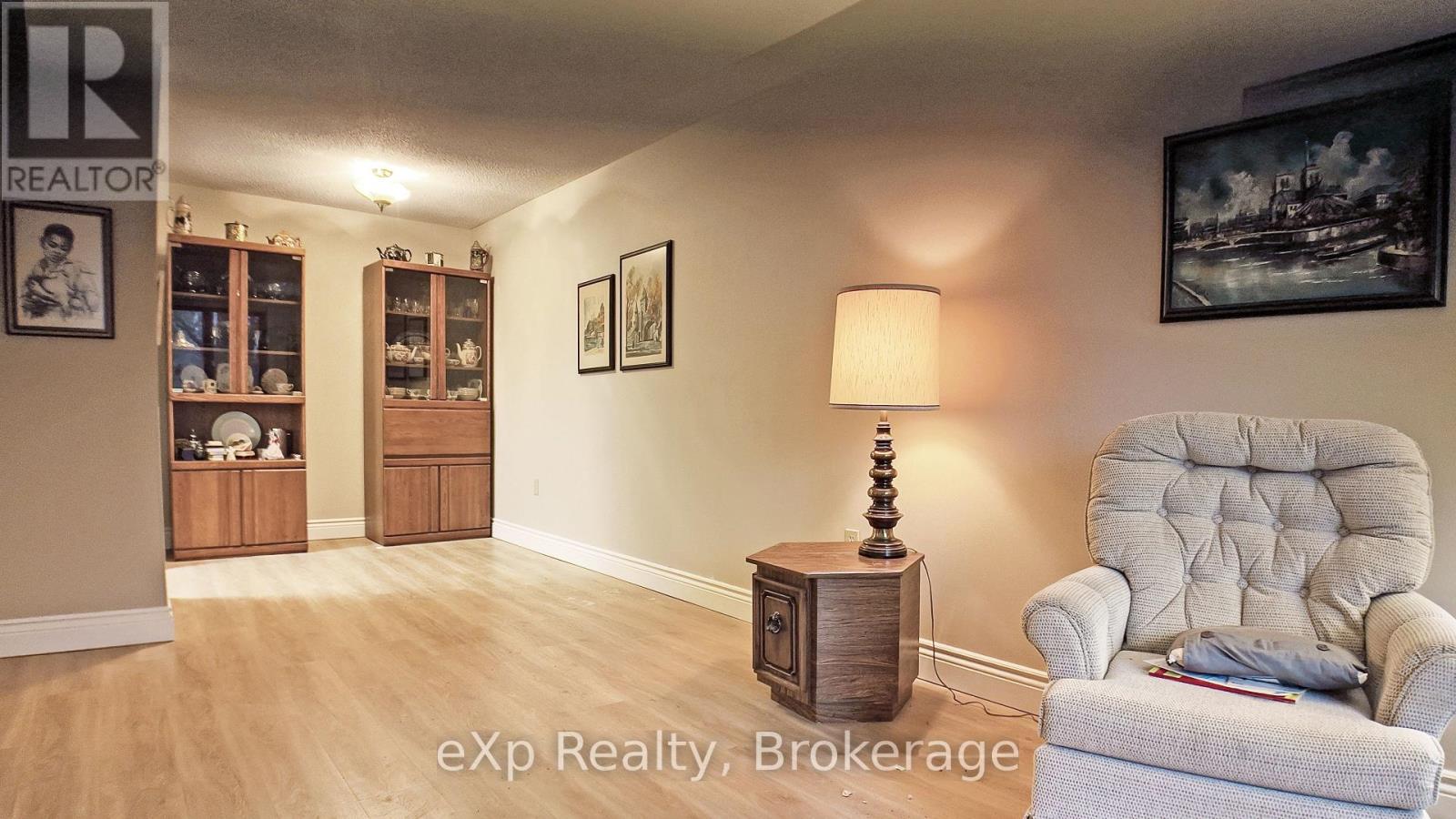 402 - 5 Valleyside Drive, Brockton, Ontario N0G 2V0 - Photo 5 - X12967772