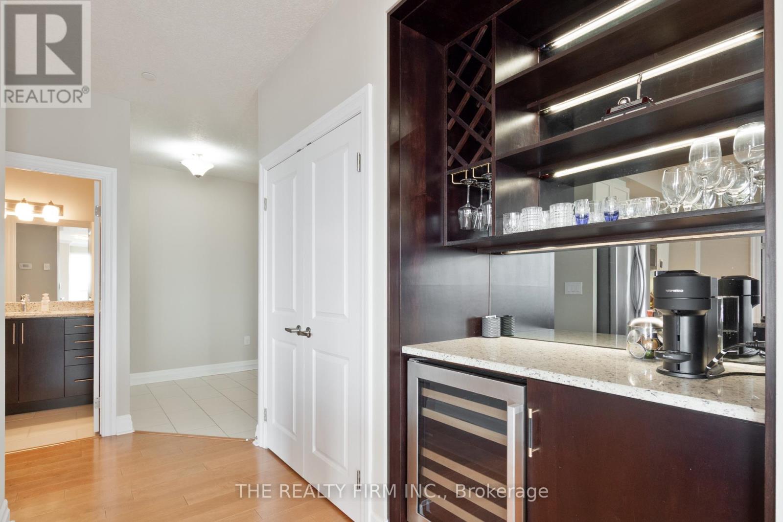 1011 - 240 Villagewalk Boulevard, London North, Ontario  N6G 0P6 - Photo 5 - X12967688