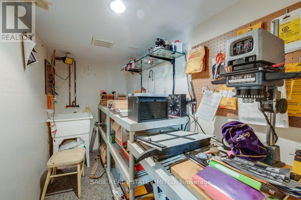 25 Helena Avenue, Toronto, Ontario  M6G 2H3 - Photo 34 - C12967672