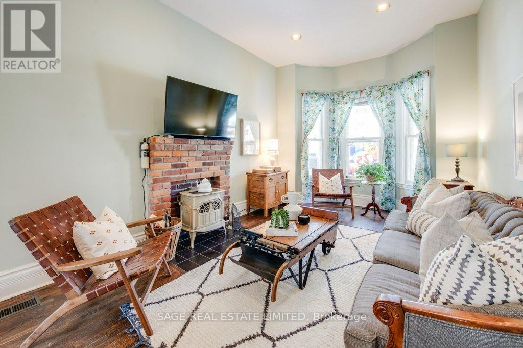 25 Helena Avenue, Toronto, Ontario  M6G 2H3 - Photo 6 - C12967672