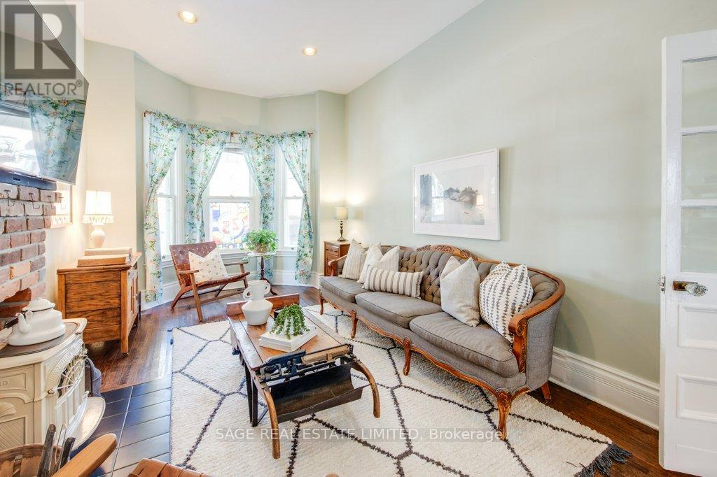 25 Helena Avenue, Toronto, Ontario  M6G 2H3 - Photo 7 - C12967672