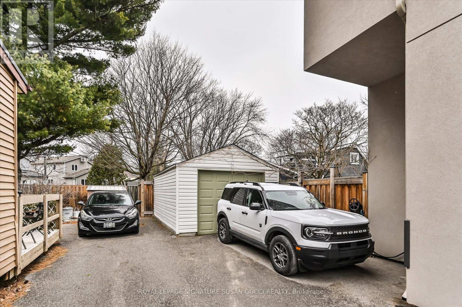 20 Warvet Crescent, Toronto, Ontario  M4B 1P3 - Photo 3 - E12967708